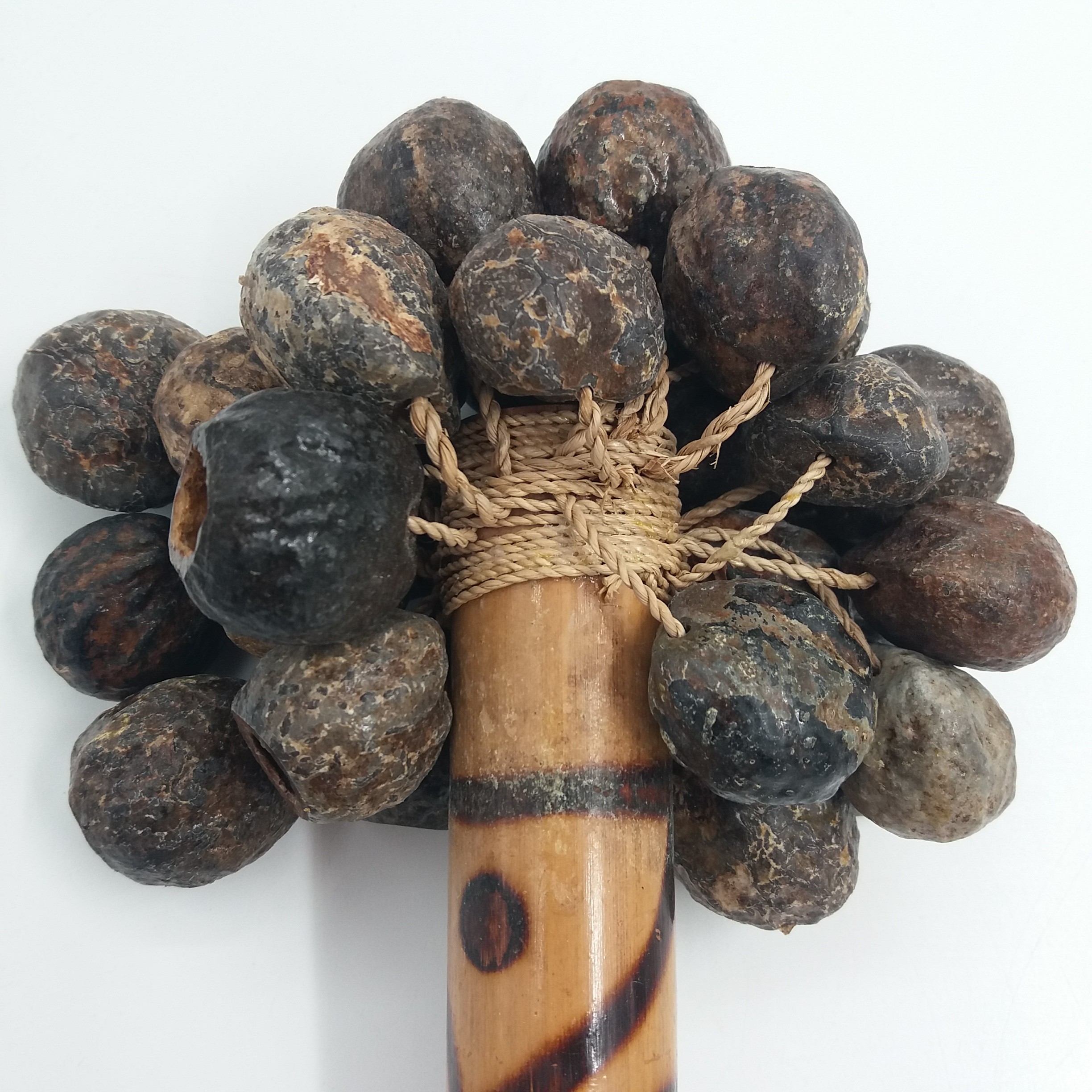 Voir photo 3 de Hochet / instrument de musique artisanal. Indonésien / balinais. Graines noix de tapar et bambou. Manche décoré. Hochet / instrument de musique artisanal. Indonésien / balinais. Graines noix de tapar et bambou. Manche décoré. Très bon état reconditionné photo 3