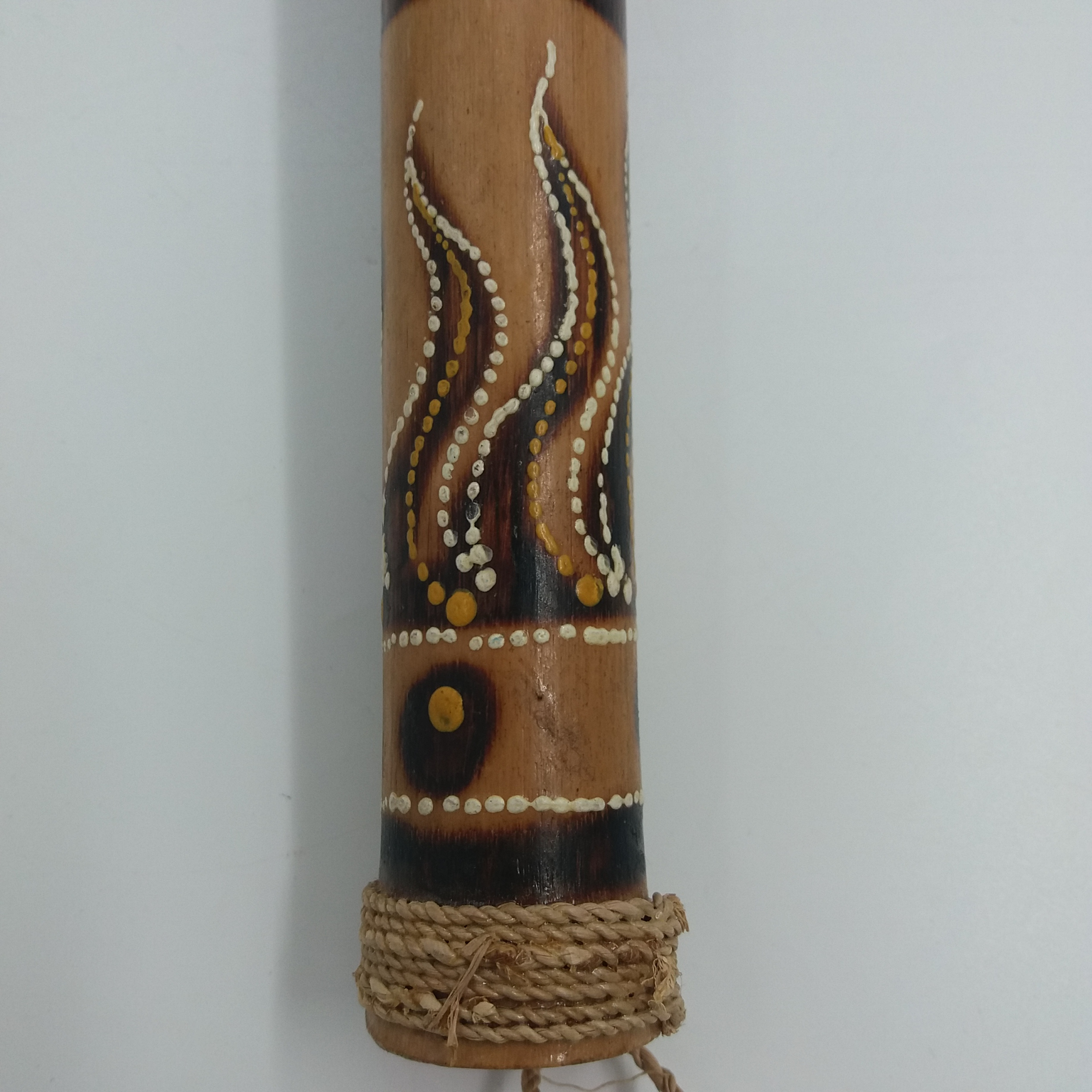 Voir photo 4 de Hochet / instrument de musique artisanal. Indonésien / balinais. Graines noix de tapar et bambou. Manche décoré. Hochet / instrument de musique artisanal. Indonésien / balinais. Graines noix de tapar et bambou. Manche décoré. Très bon état reconditionné photo 4