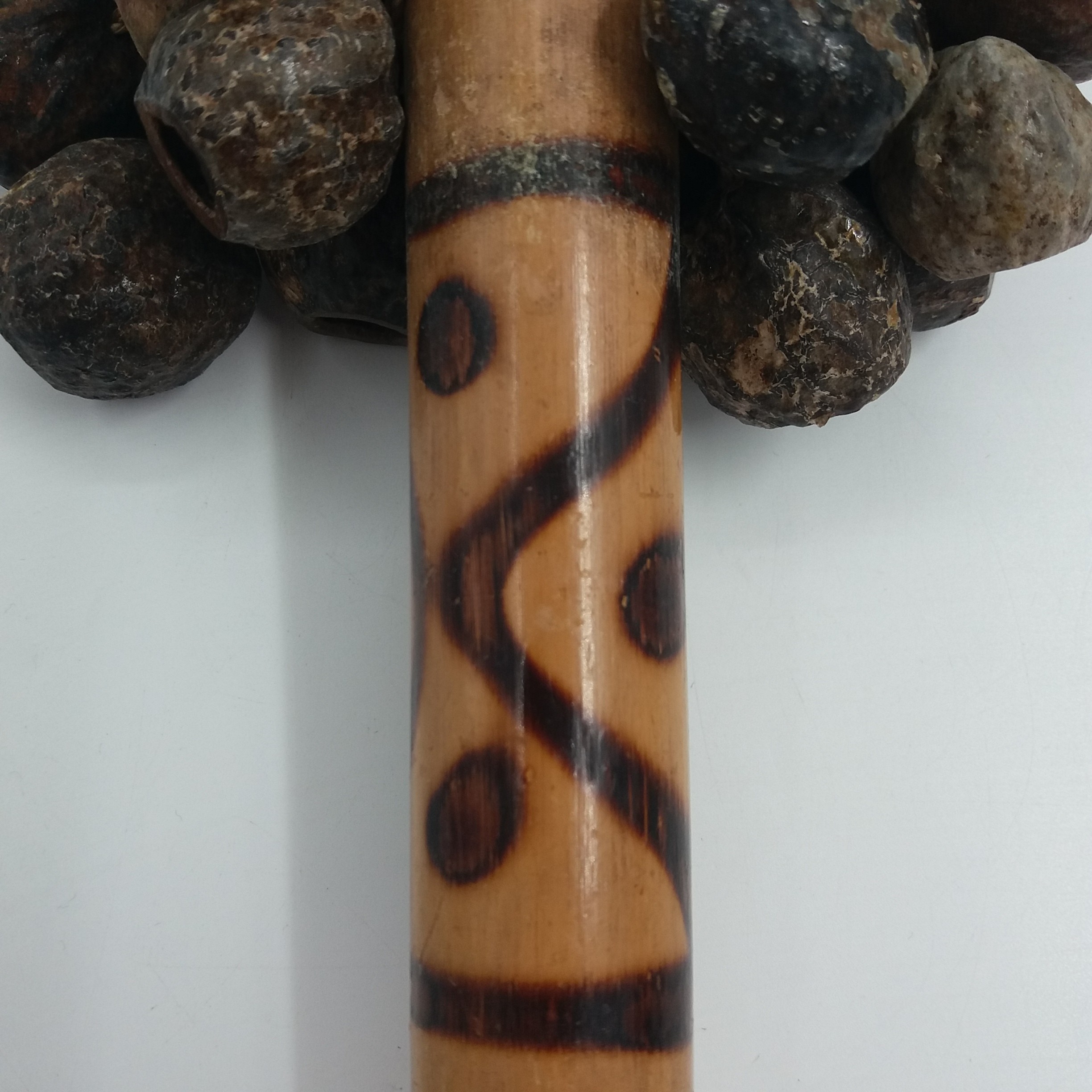 Voir photo 5 de Hochet / instrument de musique artisanal. Indonésien / balinais. Graines noix de tapar et bambou. Manche décoré. Hochet / instrument de musique artisanal. Indonésien / balinais. Graines noix de tapar et bambou. Manche décoré. Très bon état reconditionné photo 5