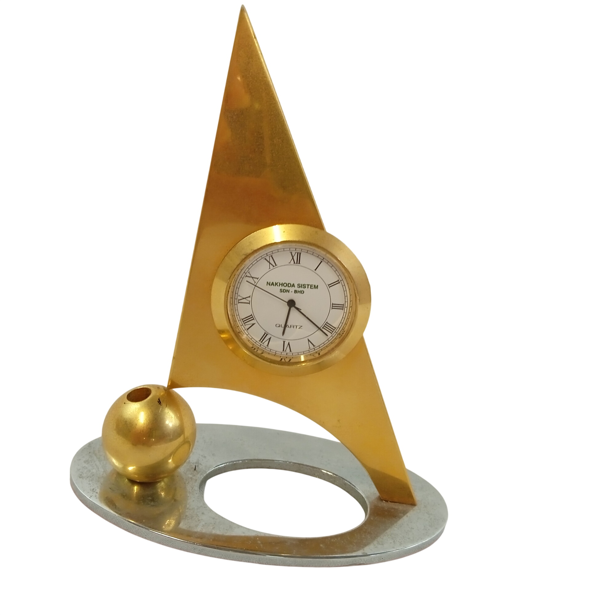 Horloge bureau pyramidale avec porte-stylo Quartz Bon état - 16,00 € Horloge bureau pyramidale avec porte-stylo Quartz Bon état reconditionné disponible sur Label Emmaüs