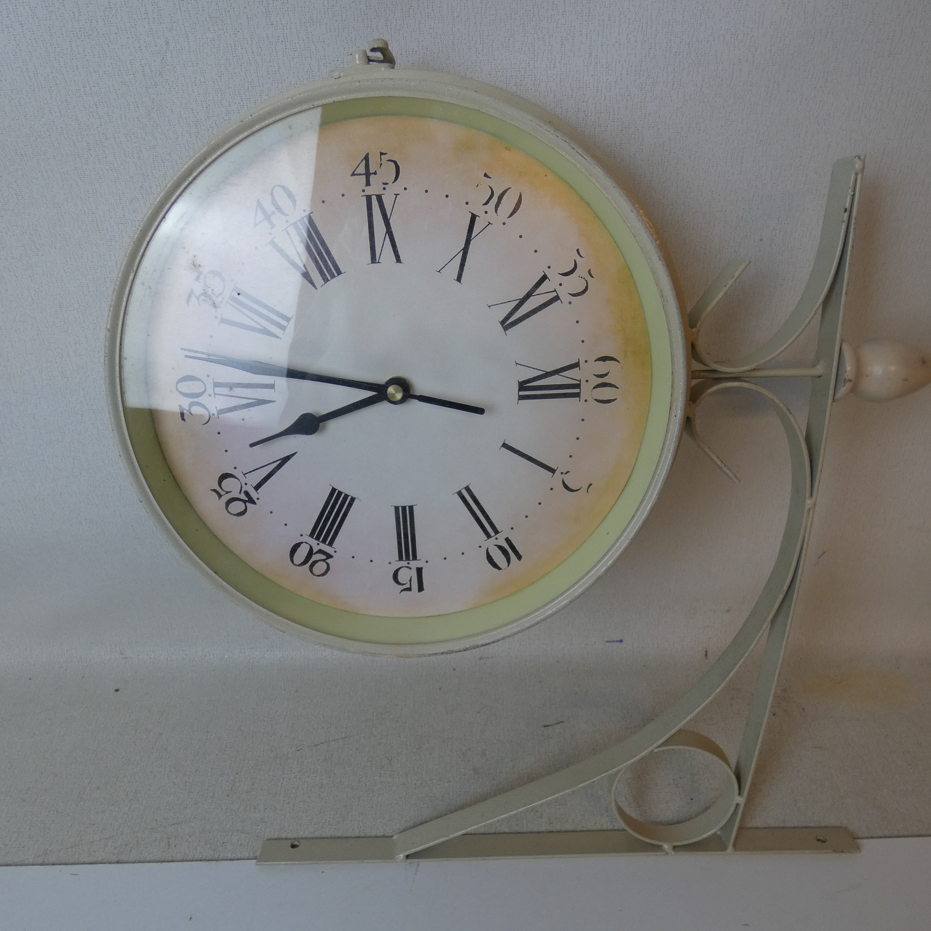 Horloge Vintage murale double face en métal État correct - 16,80 € Horloge Vintage murale double face en métal État correct reconditionné disponible sur Label Emmaüs
