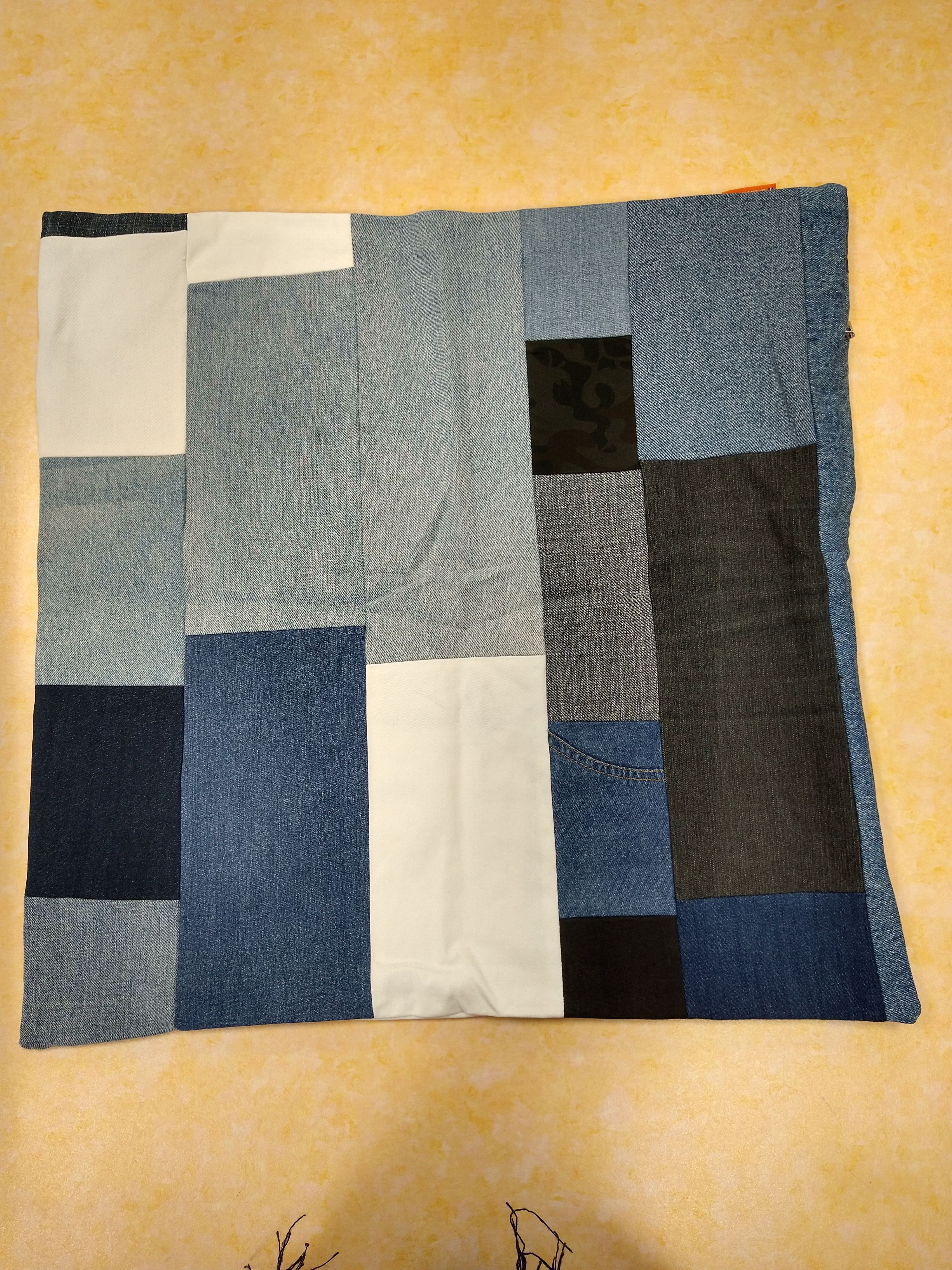 Voir photo 2 de Housse de coussin en JEANS 100 % recyclé Housse de coussin en JEANS 100 % recyclé Parfait état reconditionné photo 2
