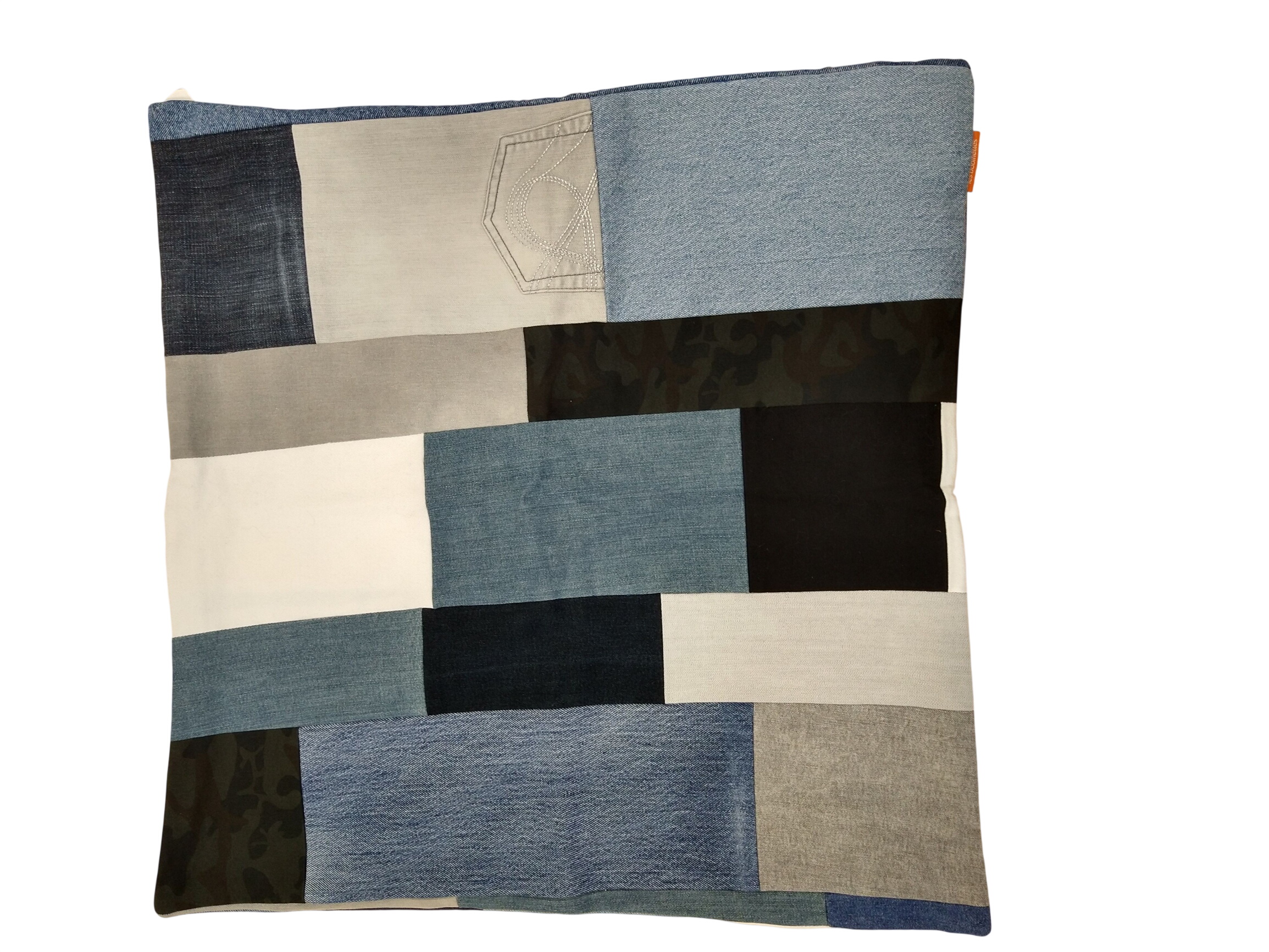 Acheter Housse de coussin en JEANS 100 % recyclé Parfait état - 18,00 € Housse de coussin en JEANS 100 % recyclé Parfait état reconditionné disponible sur Label Emmaüs