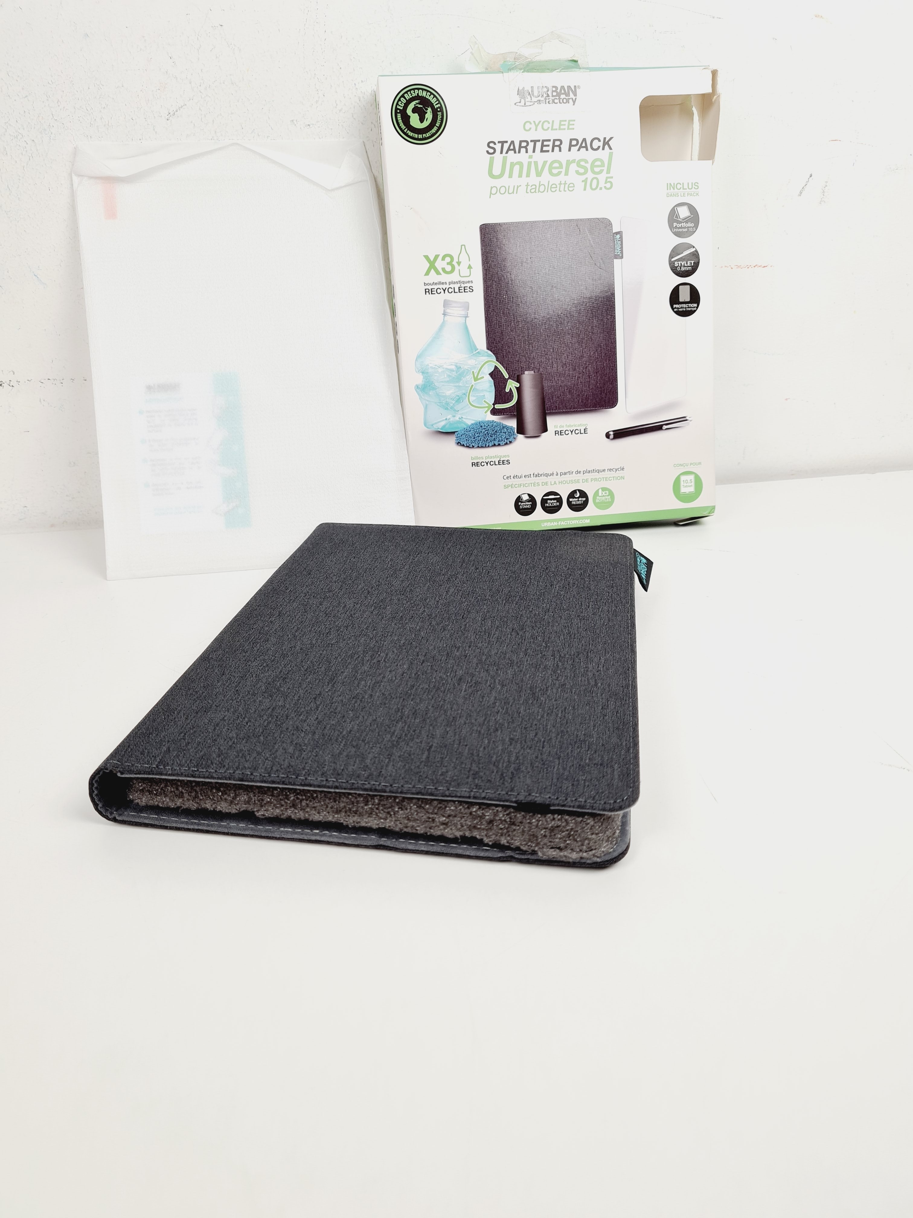 Voir photo 2 de Housse de protection tablette 10.5 – 280x 185 x 22 mm - Noir Housse de protection tablette 10.5 – 280x 185 x 22 mm - Noir Parfait état reconditionné photo 2