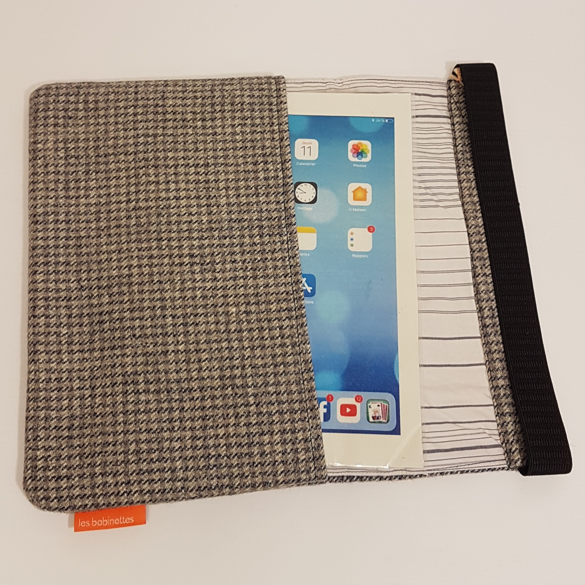 Acheter Housse de tablette "pied de poule" et tissu à rayures en matières recyclées ok neuf - 16,00 € Housse de tablette "pied de poule" et tissu à rayures en matières recyclées ok neuf reconditionné disponible sur Label Emmaüs