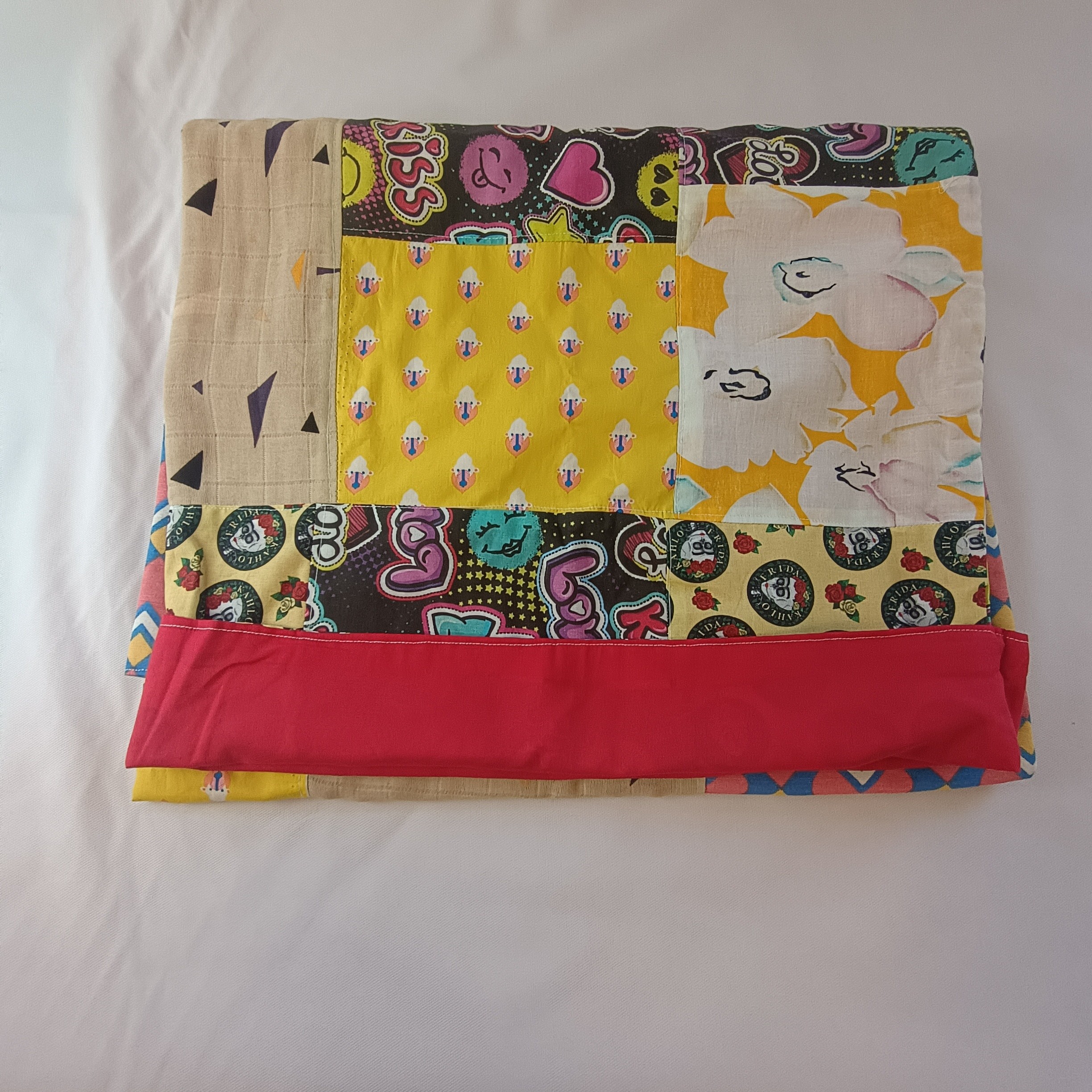 Housse de traversin en patchwork de tissus colorés et variés - 10,00 € Housse de traversin en patchwork de tissus colorés et variés reconditionné disponible sur Label Emmaüs