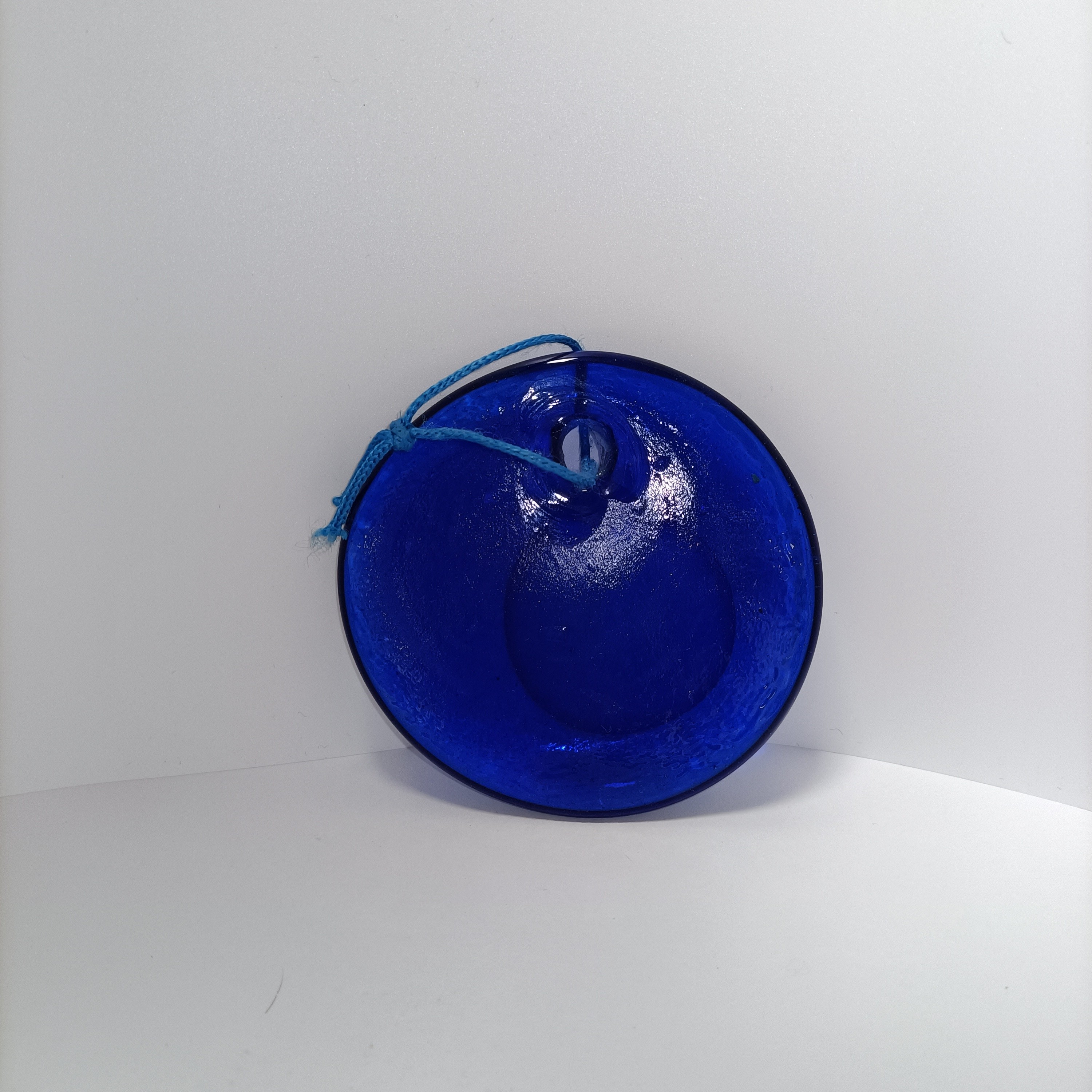 Voir photo 5 de Œil Nazar Boncuk en verre bleu à suspendre - Décoration murale 8 cm Œil Nazar Boncuk en verre bleu à suspendre - Décoration murale 8 cm Très bon état reconditionné photo 5