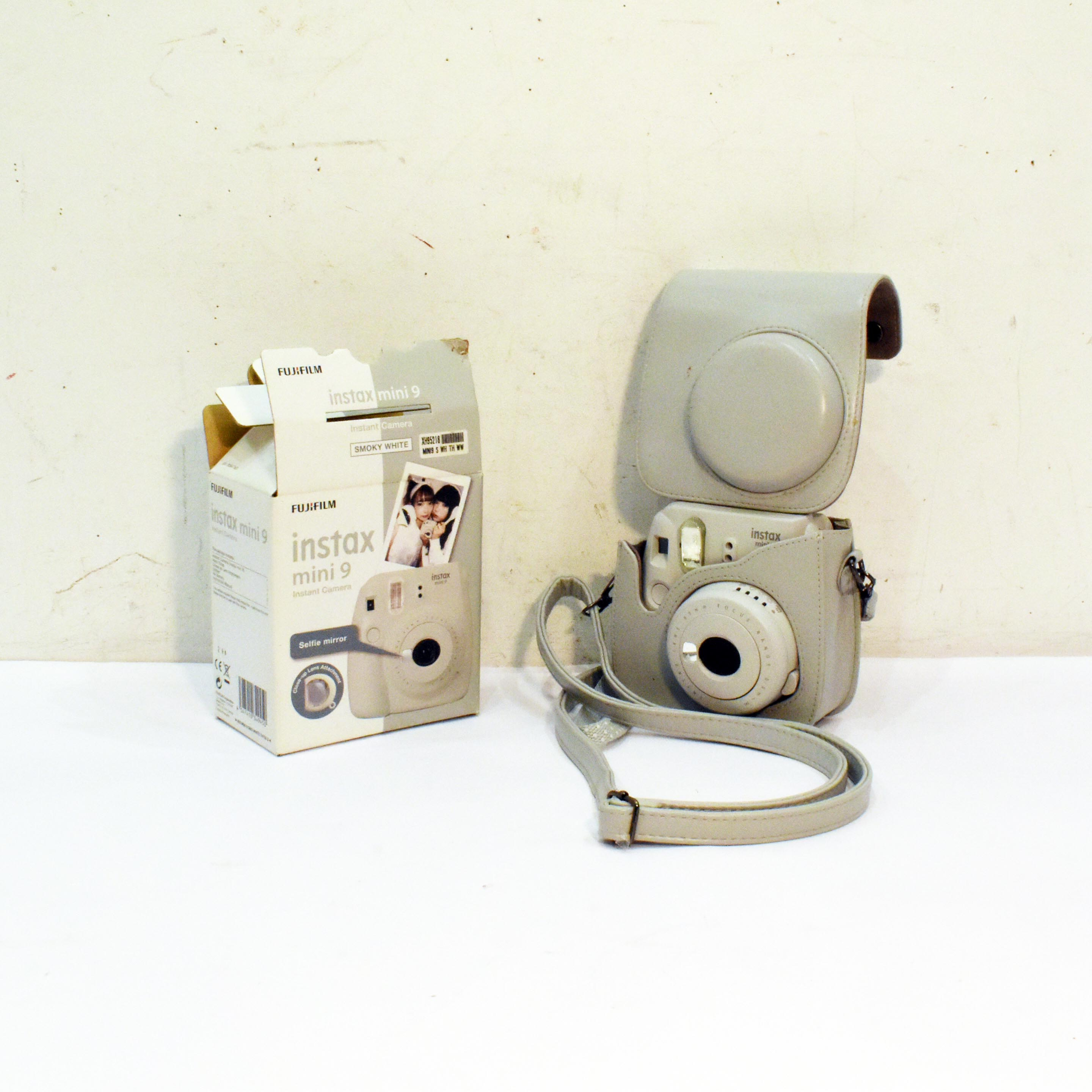 Voir photo 2 de Instax® Mini 9 - Fujifilm™ - Smoky White Instax® Mini 9 - Fujifilm™ - Smoky White Bon état reconditionné photo 2
