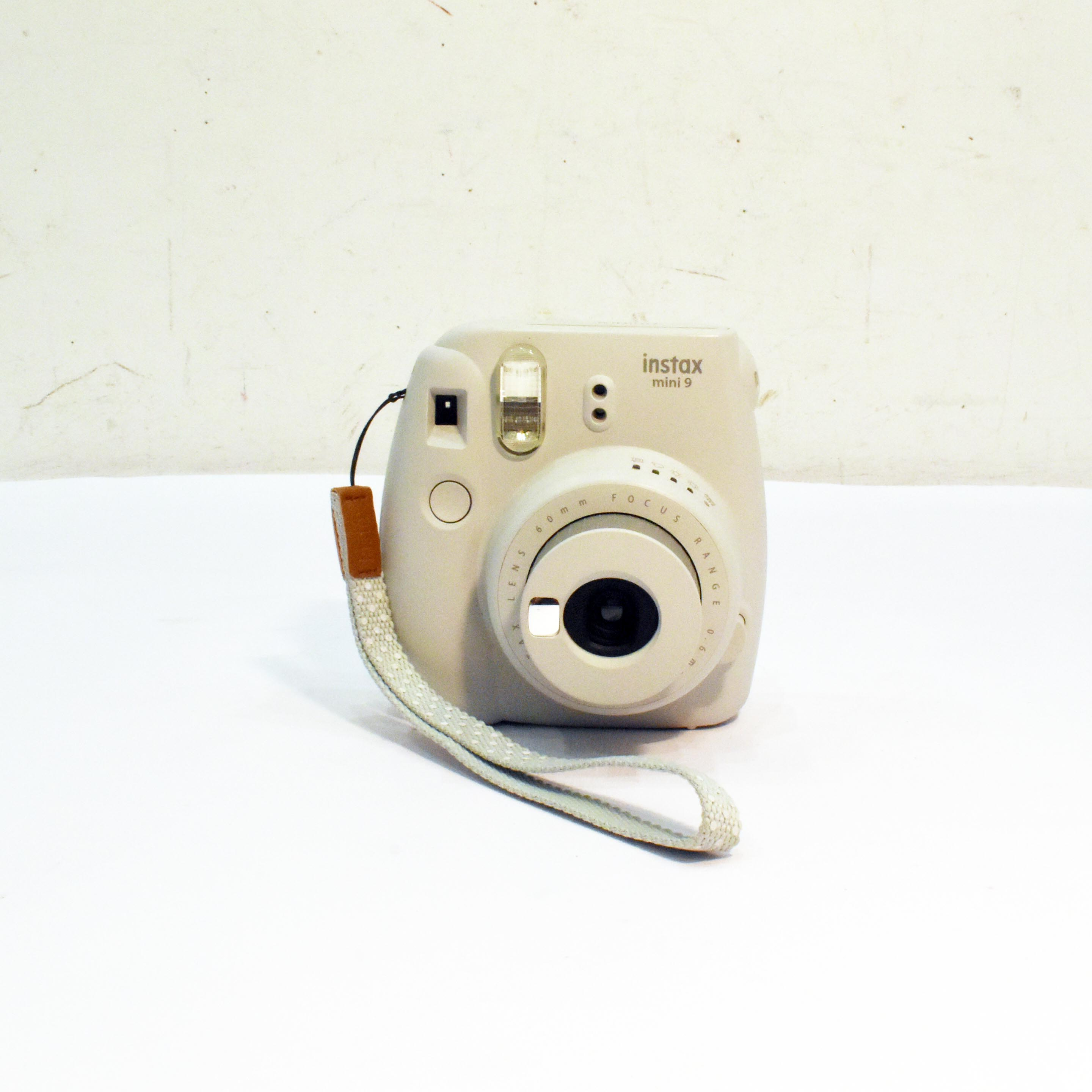 Voir photo 3 de Instax® Mini 9 - Fujifilm™ - Smoky White Instax® Mini 9 - Fujifilm™ - Smoky White Bon état reconditionné photo 3