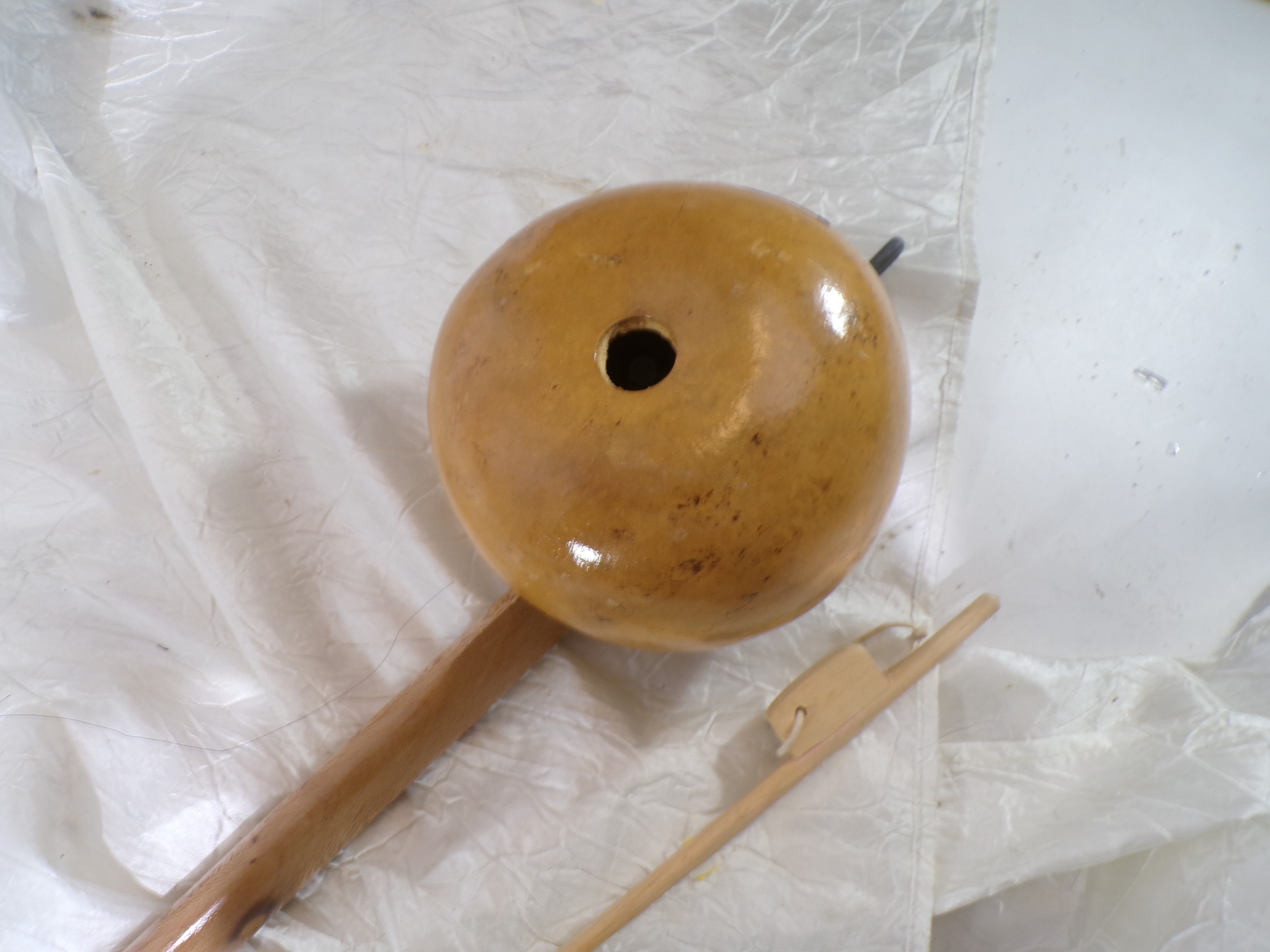 Voir photo 2 de Instrument de musique traditionnel à cordes frottées (style Rebab / Rababa) avec archet Instrument de musique traditionnel à cordes frottées (style Rebab / Rababa) avec archet Bon état reconditionné photo 2