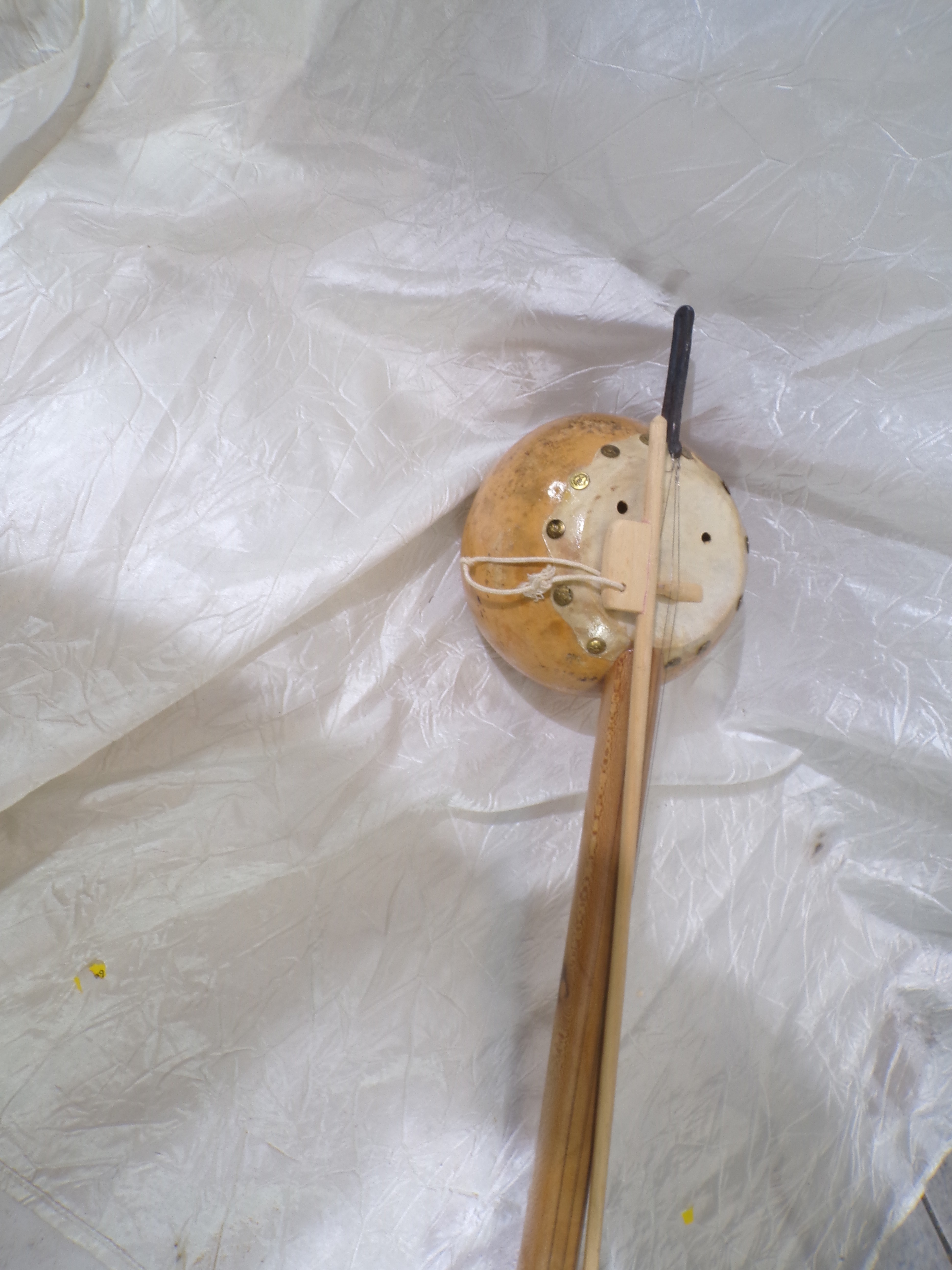 Voir photo 3 de Instrument de musique traditionnel à cordes frottées (style Rebab / Rababa) avec archet Instrument de musique traditionnel à cordes frottées (style Rebab / Rababa) avec archet Bon état reconditionné photo 3