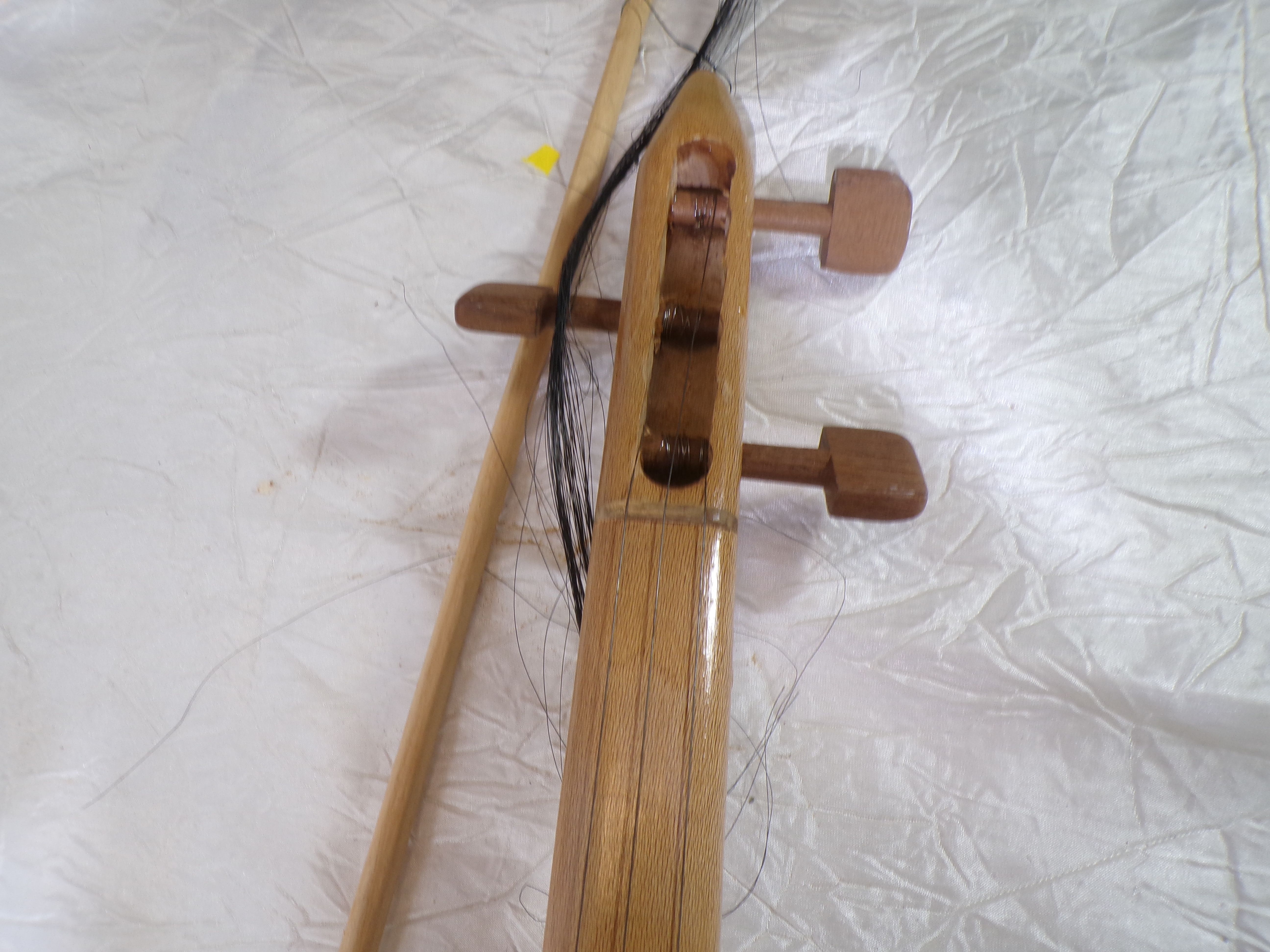 Voir photo 4 de Instrument de musique traditionnel à cordes frottées (style Rebab / Rababa) avec archet Instrument de musique traditionnel à cordes frottées (style Rebab / Rababa) avec archet Bon état reconditionné photo 4