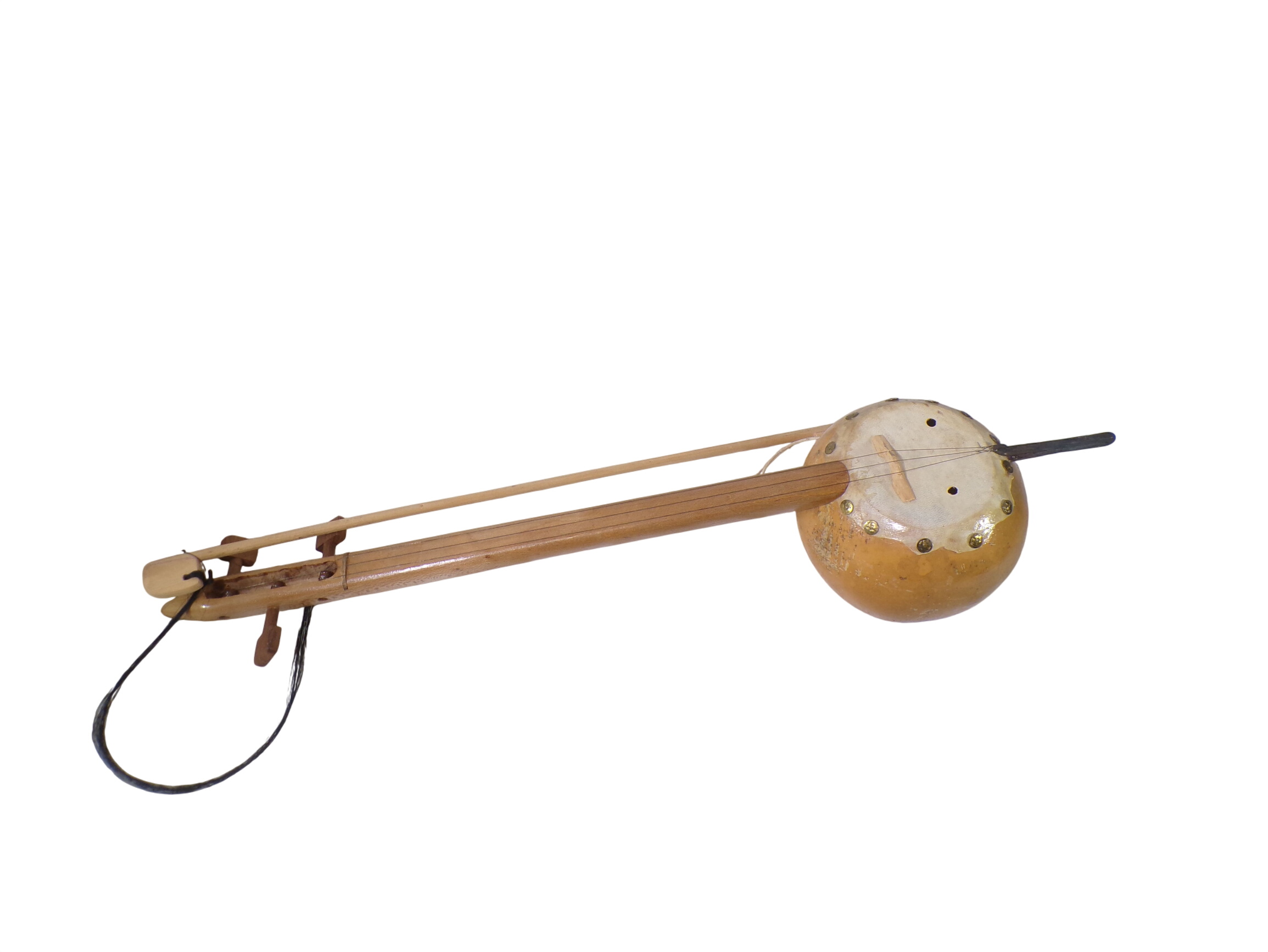 Instrument de musique traditionnel à cordes frottées (style Rebab / Rababa) avec archet Bon état - 60,00 € Instrument de musique traditionnel à cordes frottées (style Rebab / Rababa) avec archet Bon état reconditionné disponible sur Label Emmaüs