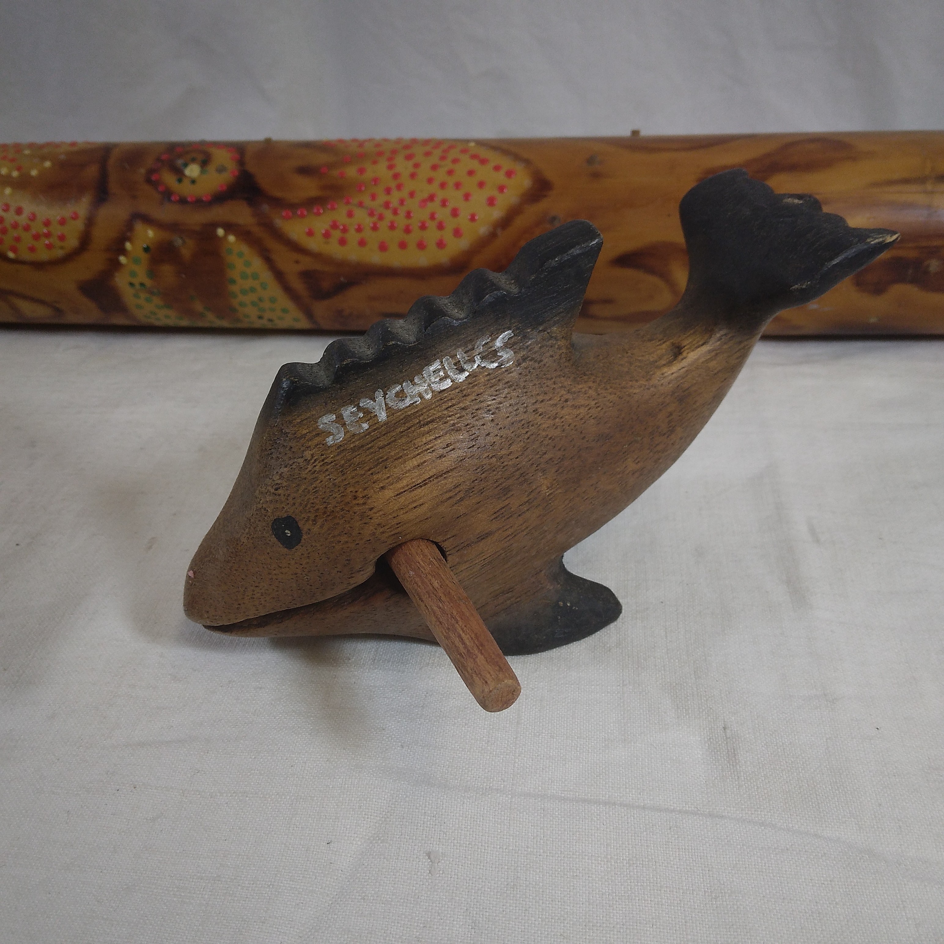 Voir photo 2 de Instruments de musique, bâton de pluie, maracas et dauphin en bois Instruments de musique, bâton de pluie, maracas et dauphin en bois Très bon état reconditionné photo 2