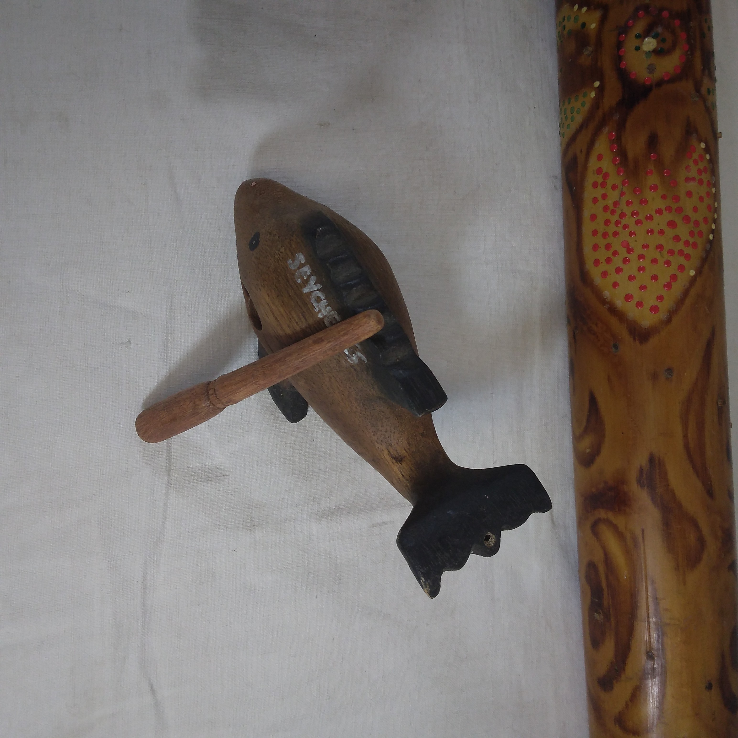 Voir photo 3 de Instruments de musique, bâton de pluie, maracas et dauphin en bois Instruments de musique, bâton de pluie, maracas et dauphin en bois Très bon état reconditionné photo 3