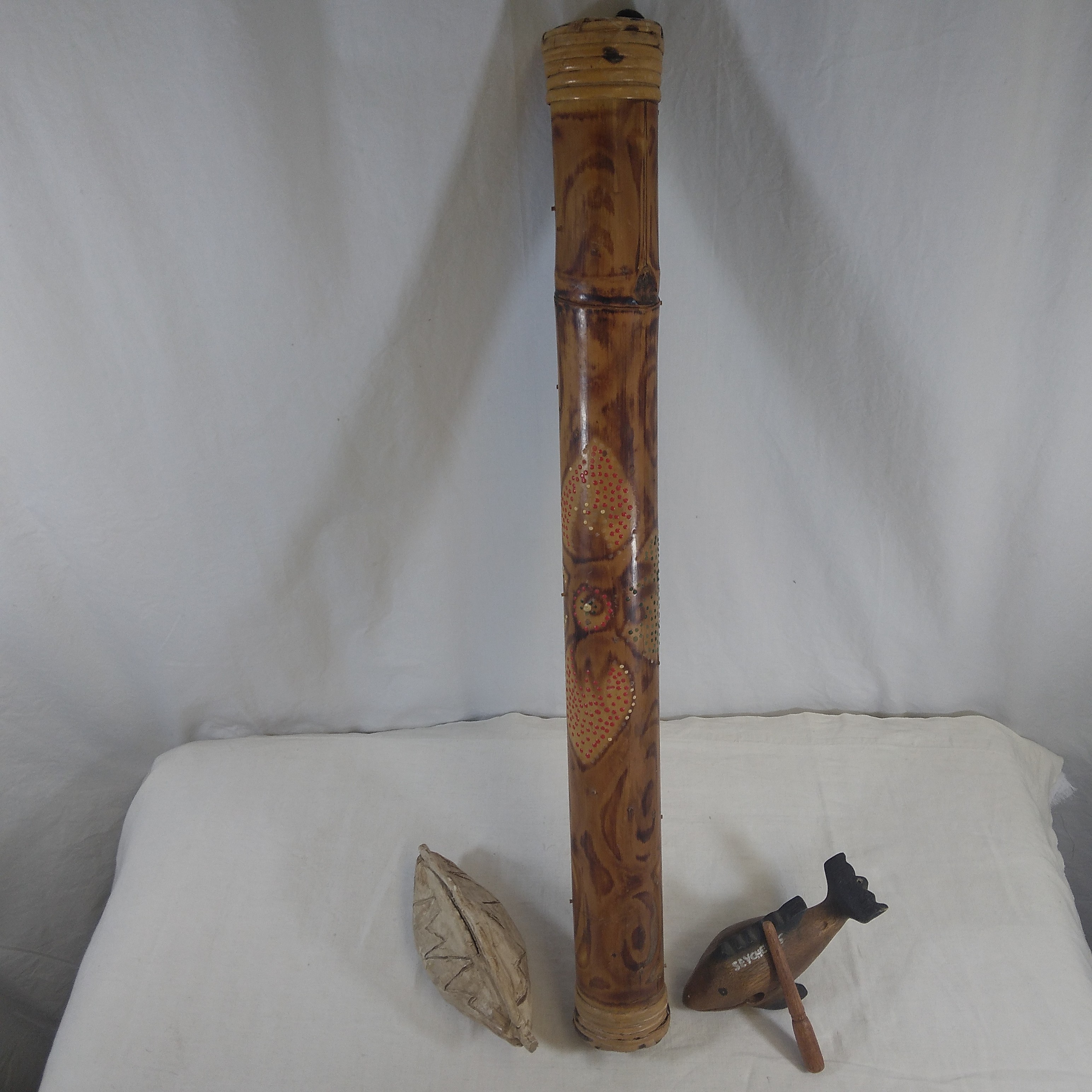 Voir photo 6 de Instruments de musique, bâton de pluie, maracas et dauphin en bois Instruments de musique, bâton de pluie, maracas et dauphin en bois Très bon état reconditionné photo 6