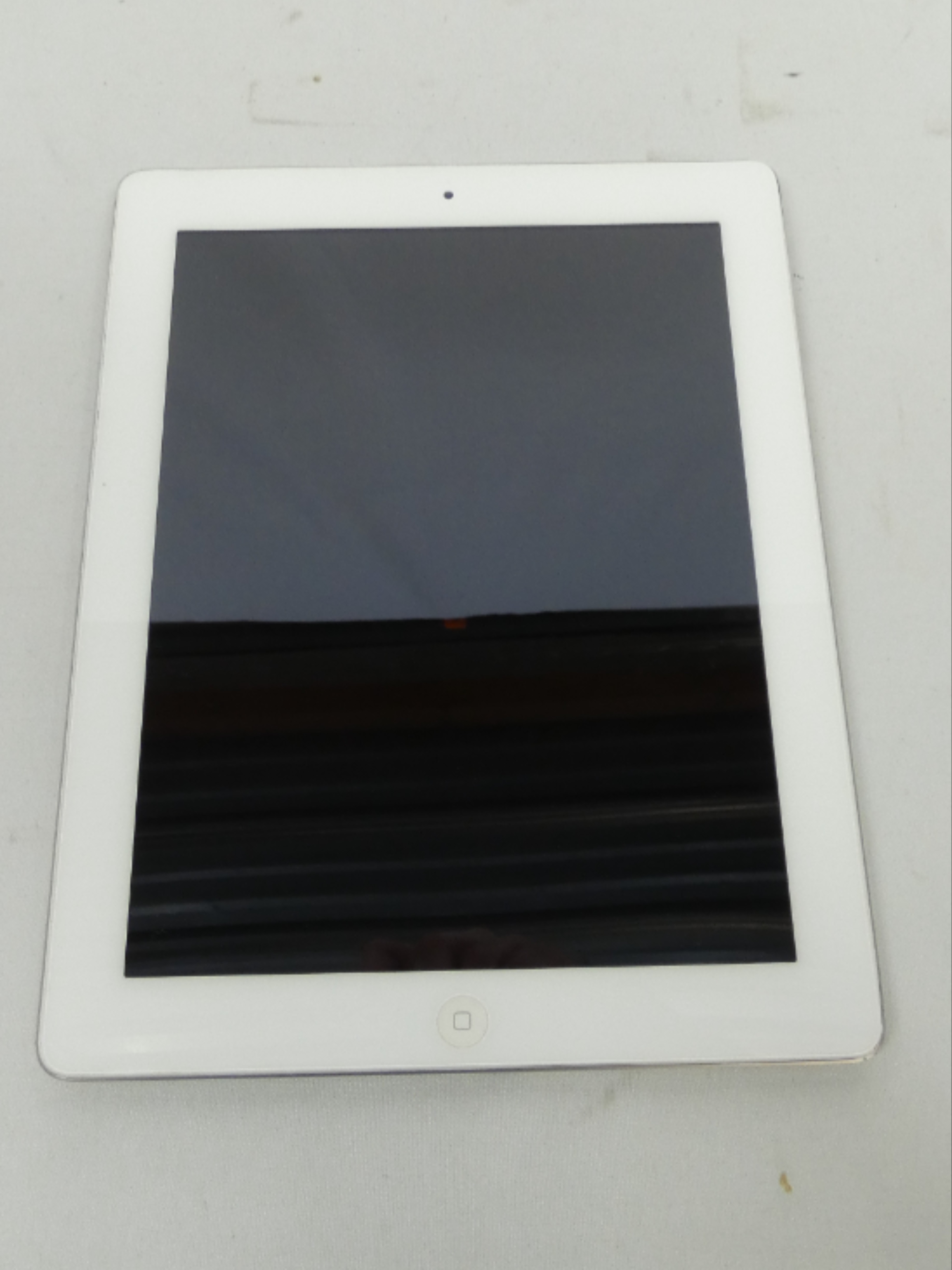 Voir photo 3 de IPad 64 GO Apple modèle A1416 (pour pièces) IPad 64 GO Apple modèle A1416 (pour pièces) Très bon état reconditionné photo 3