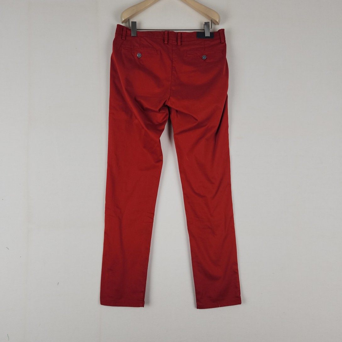 Voir photo 2 de Izac - Pantalon rouge en - coton - Taille 42 - longueur 104 cm Izac - Pantalon rouge en - coton - Taille 42 - longueur 104 cm Très bon état reconditionné photo 2