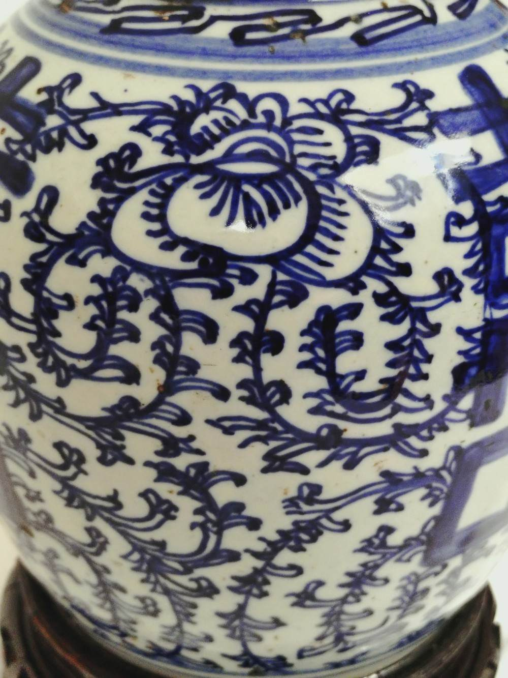 Voir photo 10 de Jarre ou pot à gingembre en porcelaine de Chine, " double bonheur ", sur socle en bois sculpté— XIX/XXe. Jarre ou pot à gingembre en porcelaine de Chine, " double bonheur ", sur socle en bois sculpté— XIX/XXe. Bon état reconditionné photo 10