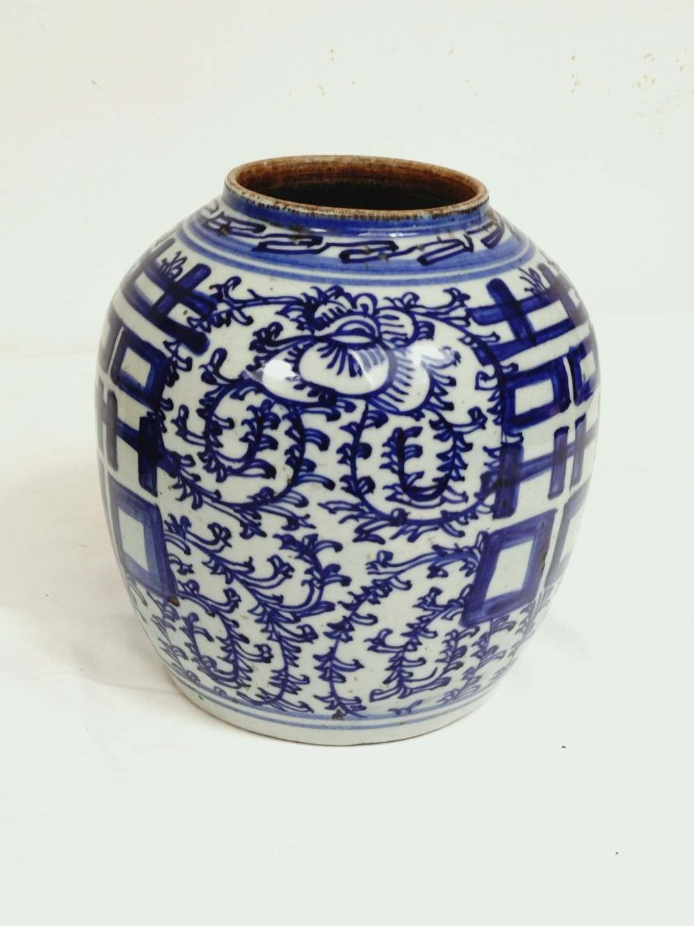 Voir photo 18 de Jarre ou pot à gingembre en porcelaine de Chine, " double bonheur ", sur socle en bois sculpté— XIX/XXe. Jarre ou pot à gingembre en porcelaine de Chine, " double bonheur ", sur socle en bois sculpté— XIX/XXe. Bon état reconditionné photo 18