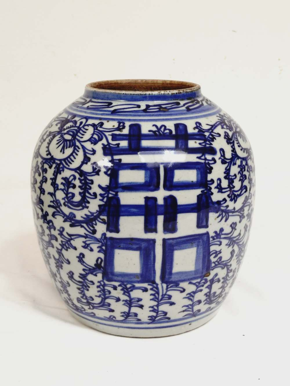 Voir photo 19 de Jarre ou pot à gingembre en porcelaine de Chine, " double bonheur ", sur socle en bois sculpté— XIX/XXe. Jarre ou pot à gingembre en porcelaine de Chine, " double bonheur ", sur socle en bois sculpté— XIX/XXe. Bon état reconditionné photo 19
