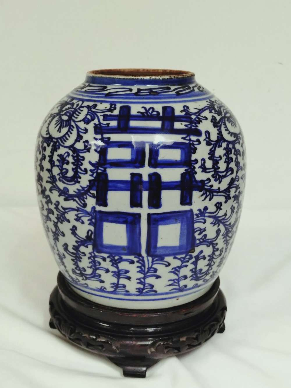 Voir photo 2 de Jarre ou pot à gingembre en porcelaine de Chine, " double bonheur ", sur socle en bois sculpté— XIX/XXe. Jarre ou pot à gingembre en porcelaine de Chine, " double bonheur ", sur socle en bois sculpté— XIX/XXe. Bon état reconditionné photo 2