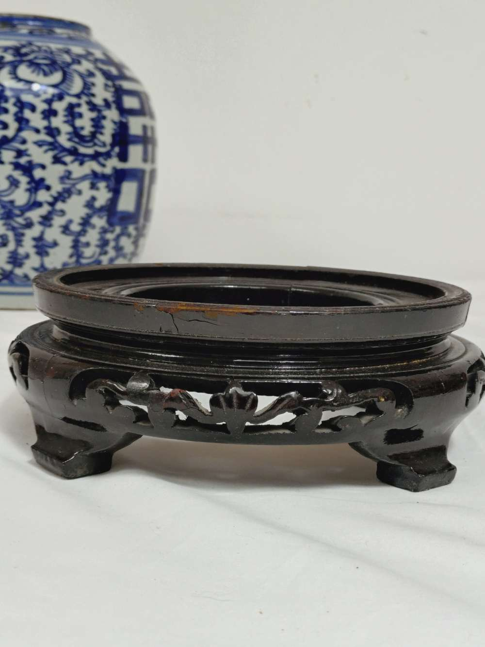Voir photo 20 de Jarre ou pot à gingembre en porcelaine de Chine, " double bonheur ", sur socle en bois sculpté— XIX/XXe. Jarre ou pot à gingembre en porcelaine de Chine, " double bonheur ", sur socle en bois sculpté— XIX/XXe. Bon état reconditionné photo 20