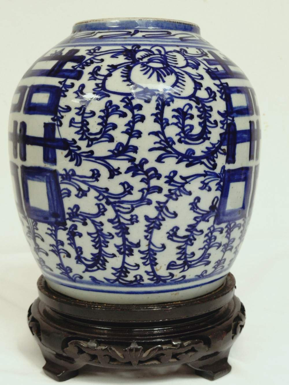 Voir photo 3 de Jarre ou pot à gingembre en porcelaine de Chine, " double bonheur ", sur socle en bois sculpté— XIX/XXe. Jarre ou pot à gingembre en porcelaine de Chine, " double bonheur ", sur socle en bois sculpté— XIX/XXe. Bon état reconditionné photo 3