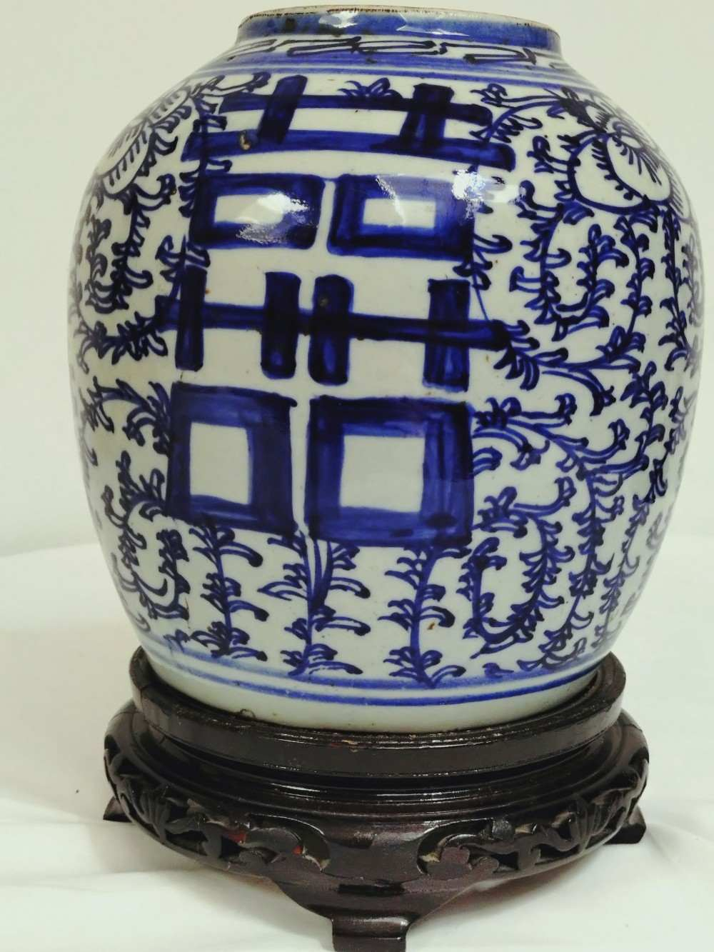 Voir photo 4 de Jarre ou pot à gingembre en porcelaine de Chine, " double bonheur ", sur socle en bois sculpté— XIX/XXe. Jarre ou pot à gingembre en porcelaine de Chine, " double bonheur ", sur socle en bois sculpté— XIX/XXe. Bon état reconditionné photo 4