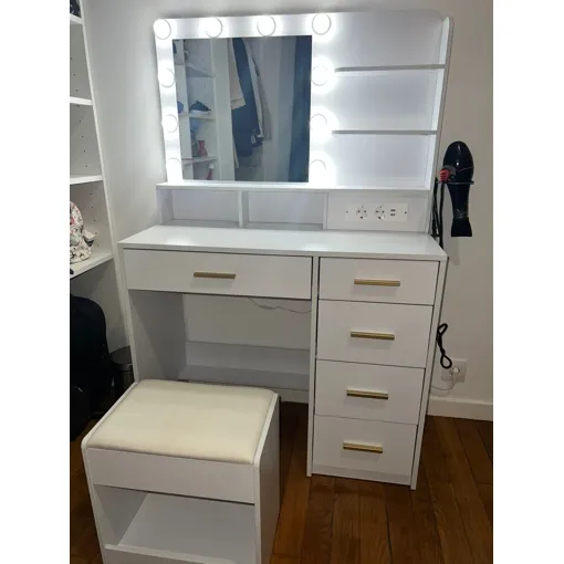 Je Un Meuble De Chaussure Et Une Coiffeuse Avec Lumière Intégrer Et Table De Salon Avec 2 Chaises occasion reconditionné disponible sur Rakuten