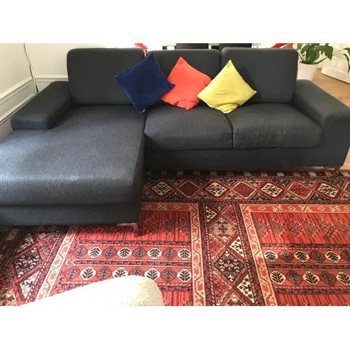 Je vends un canapé noir en très bon état pour cause de déménagement. Longueur de 242cm et Profondeur de 78cm occasion reconditionné disponible sur Rakuten