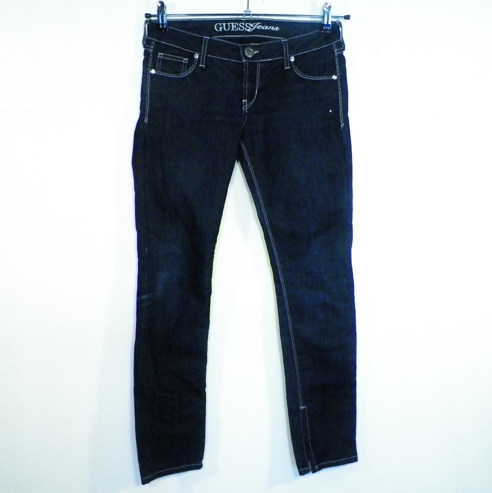 Acheter Jean Femme Bleu Brut GUESS Taille Estimée 36. Bon état - 10,50 € Jean Femme Bleu Brut GUESS Taille Estimée 36. Bon état reconditionné disponible sur Label Emmaüs