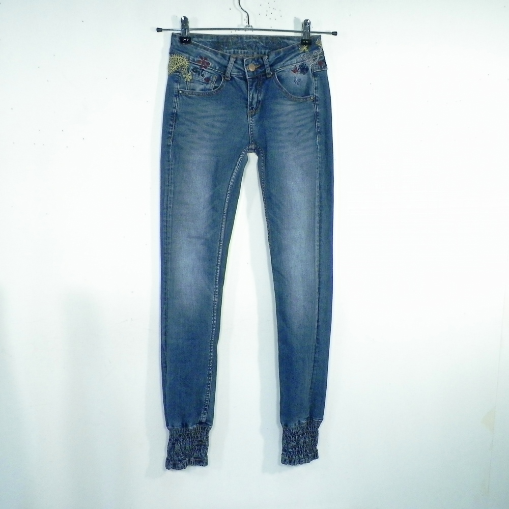 Acheter Jean Femme Bleu DESIGUAL Taille Estimé 32 - 10,50 € Jean Femme Bleu DESIGUAL Taille Estimé 32 reconditionné disponible sur Label Emmaüs