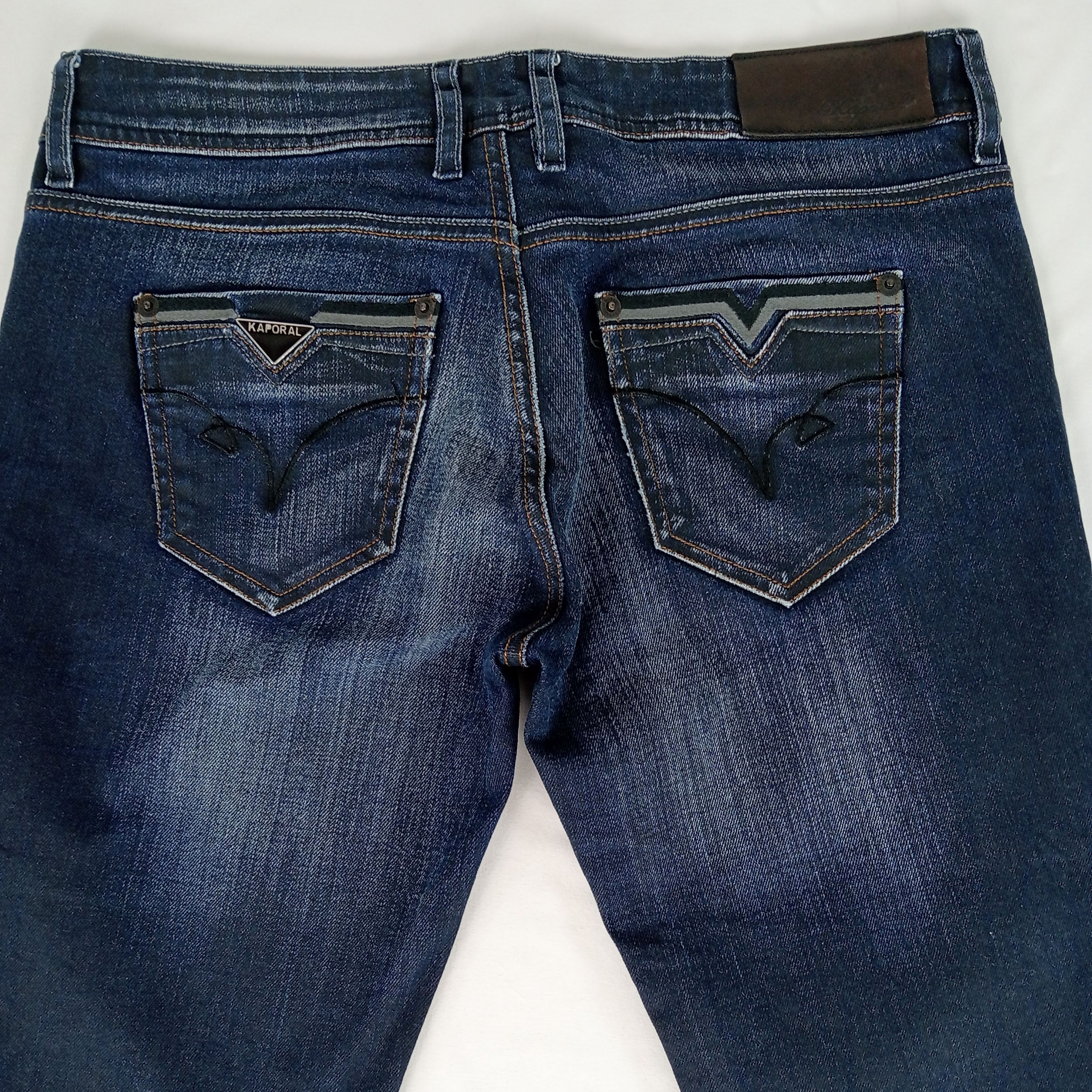 Voir photo 4 de Jean - femme - marque Kaporal - coupe longue - couleur bleu marine - taille US 30- FR 40 Jean - femme - marque Kaporal - coupe longue - couleur bleu marine - taille US 30- FR 40 Très bon état reconditionné photo 4