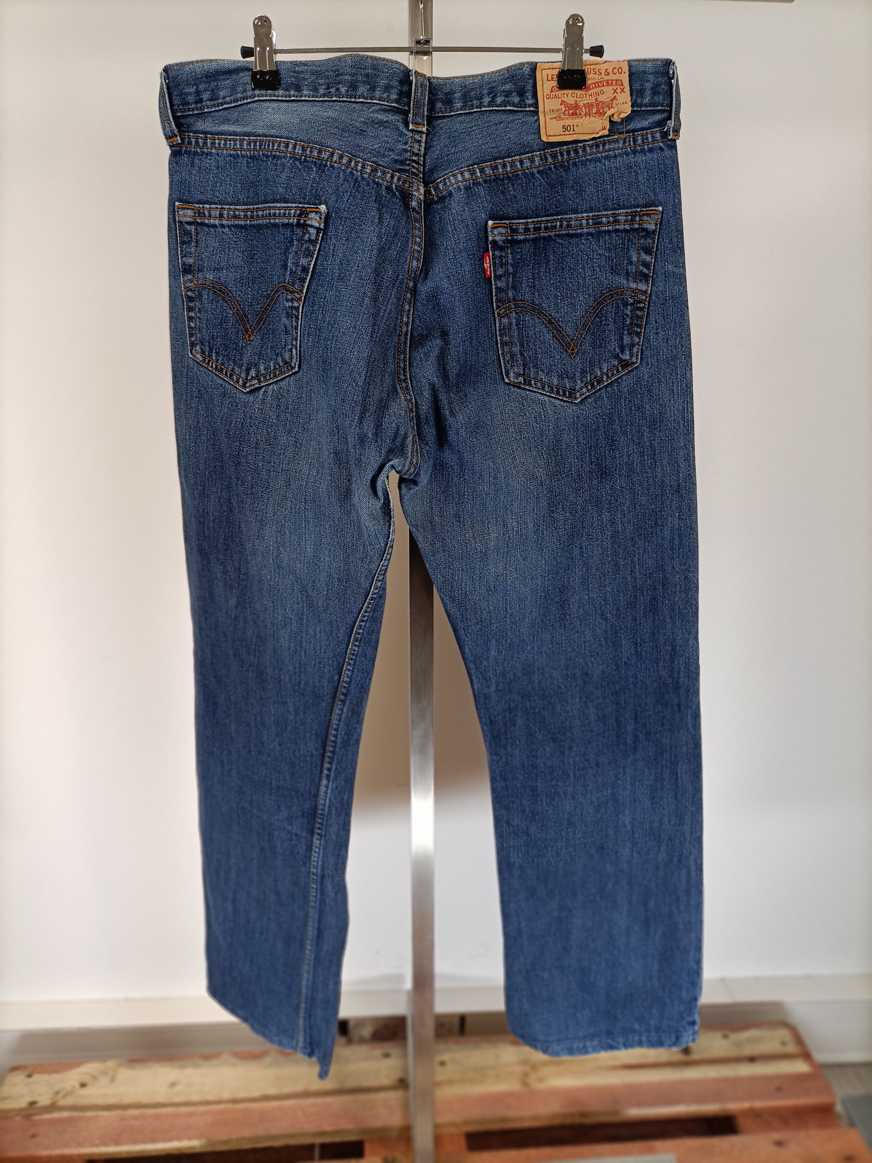 Voir photo 4 de Jean Levi’s 501 denim bleu vintage coupe droite taille M/L Jean Levi’s 501 denim bleu vintage coupe droite taille M/L Très bon état reconditionné photo 4