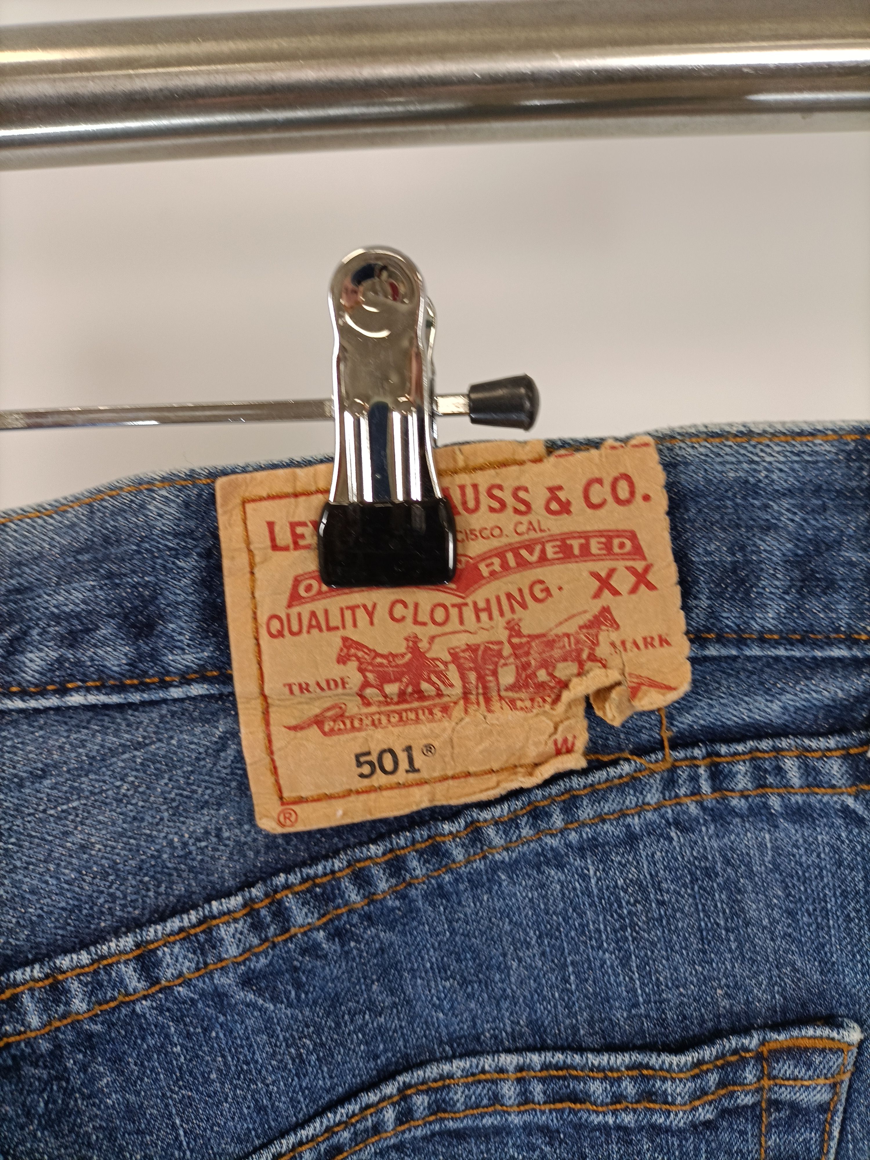Voir photo 6 de Jean Levi’s 501 denim bleu vintage coupe droite taille M/L Jean Levi’s 501 denim bleu vintage coupe droite taille M/L Très bon état reconditionné photo 6