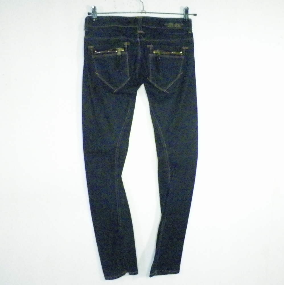 Jean's Femme Bleu Brut GUESS Taille Estimée 38. Bon état - 10,50 € Jean's Femme Bleu Brut GUESS Taille Estimée 38. Bon état reconditionné disponible sur Label Emmaüs
