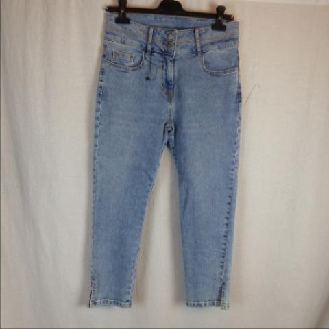 Jeans- 36 Parfait état - 10,00 € Jeans- 36 Parfait état reconditionné disponible sur Label Emmaüs