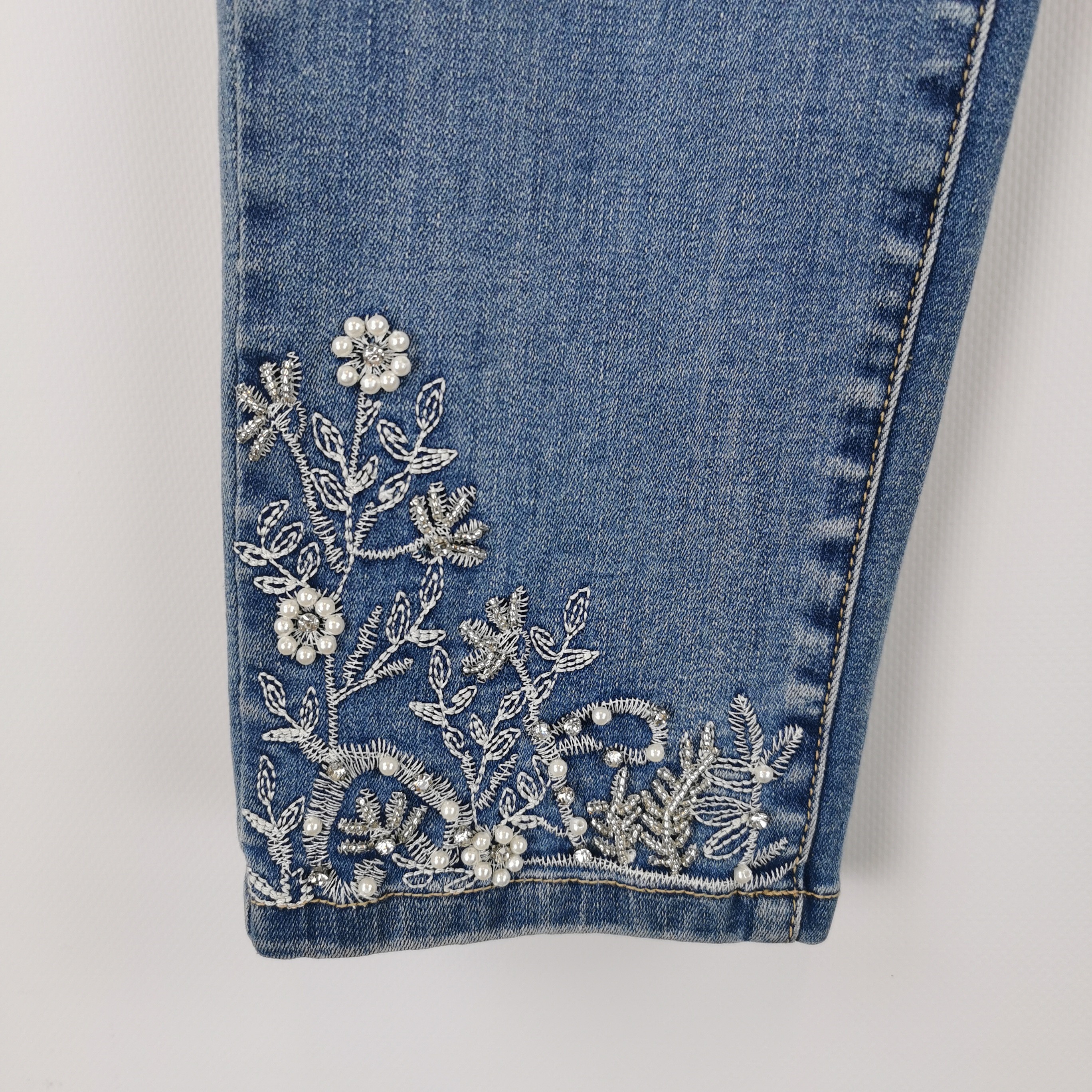 Voir photo 3 de Jeans à fleurs T38 Jeans à fleurs T38 Très bon état reconditionné photo 3