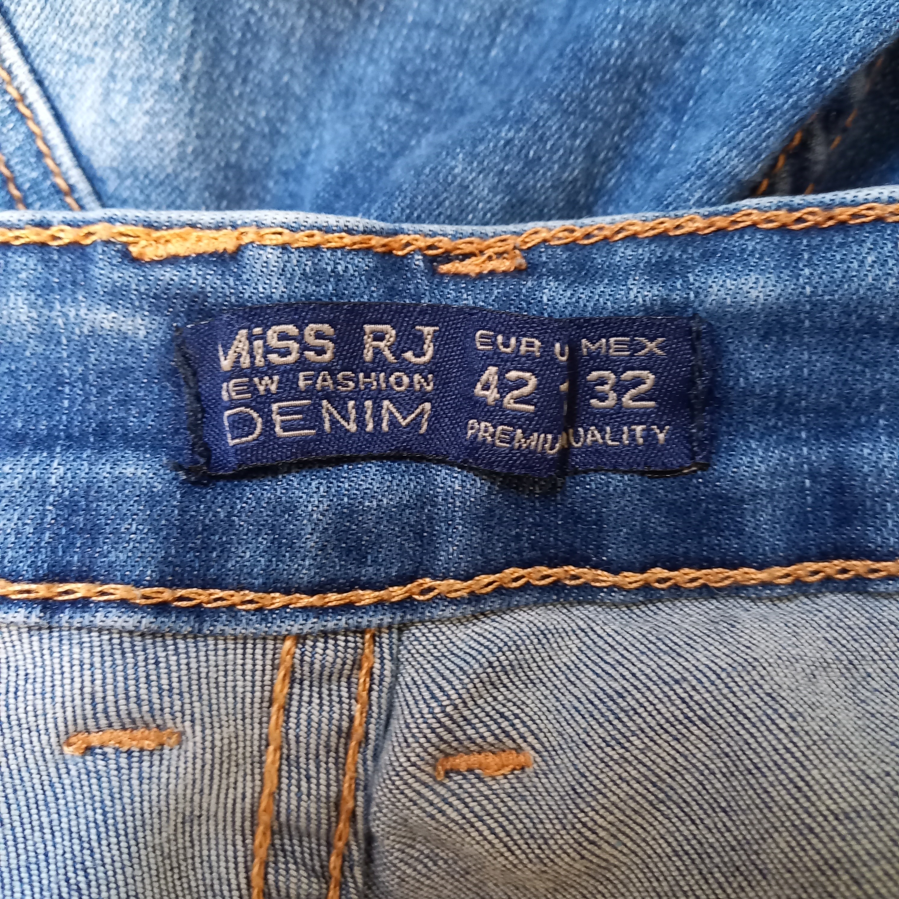 Voir photo 4 de Jeans bleu délavé avec nœuds et strass sur poches arrière "miss rj " T42 Jeans bleu délavé avec nœuds et strass sur poches arrière "miss rj " T42 Très bon état reconditionné photo 4