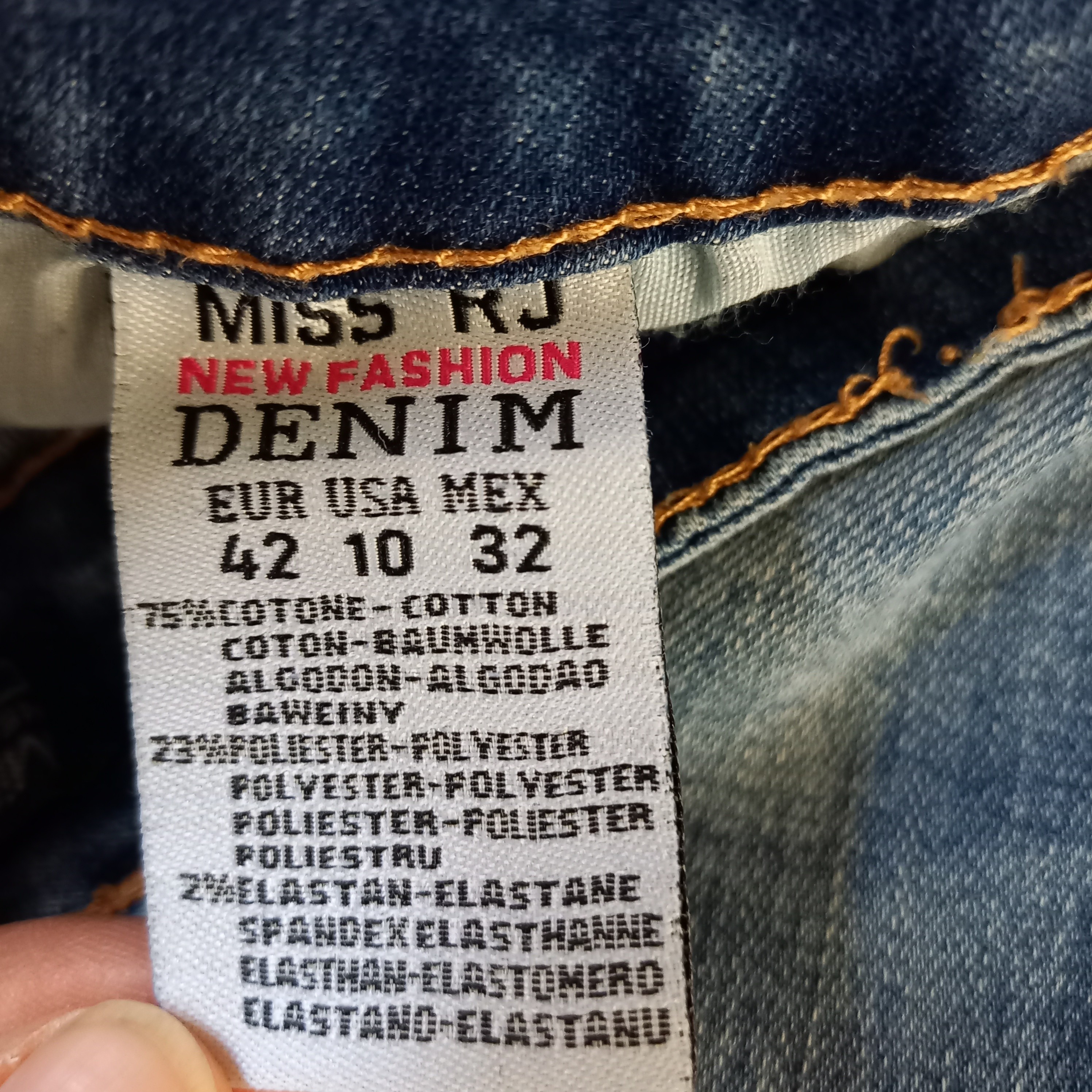 Voir photo 5 de Jeans bleu délavé avec nœuds et strass sur poches arrière "miss rj " T42 Jeans bleu délavé avec nœuds et strass sur poches arrière "miss rj " T42 Très bon état reconditionné photo 5