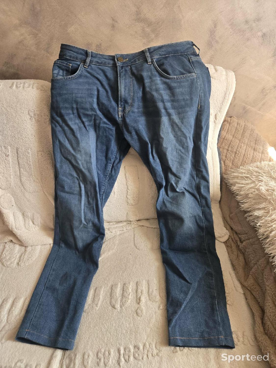 Jeans moto Très bon état reconditionné disponible sur Sporteed