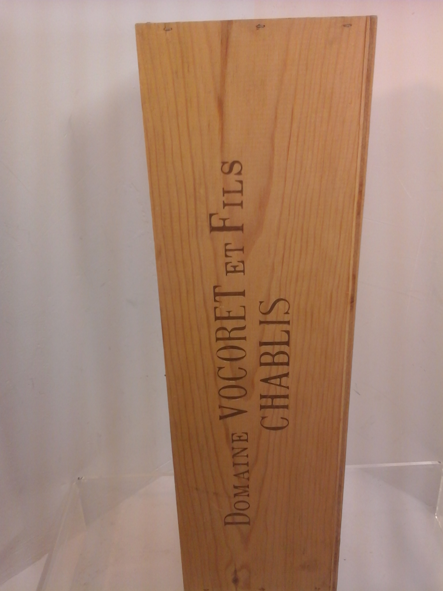Voir photo 2 de JEROBOAM 3 L CHABLIS 1ER CRU 2006 LA FORET (bouteille vide en coffret bois vitrine. JEROBOAM 3 L CHABLIS 1ER CRU 2006 LA FORET (bouteille vide en coffret bois vitrine. Parfait état reconditionné photo 2