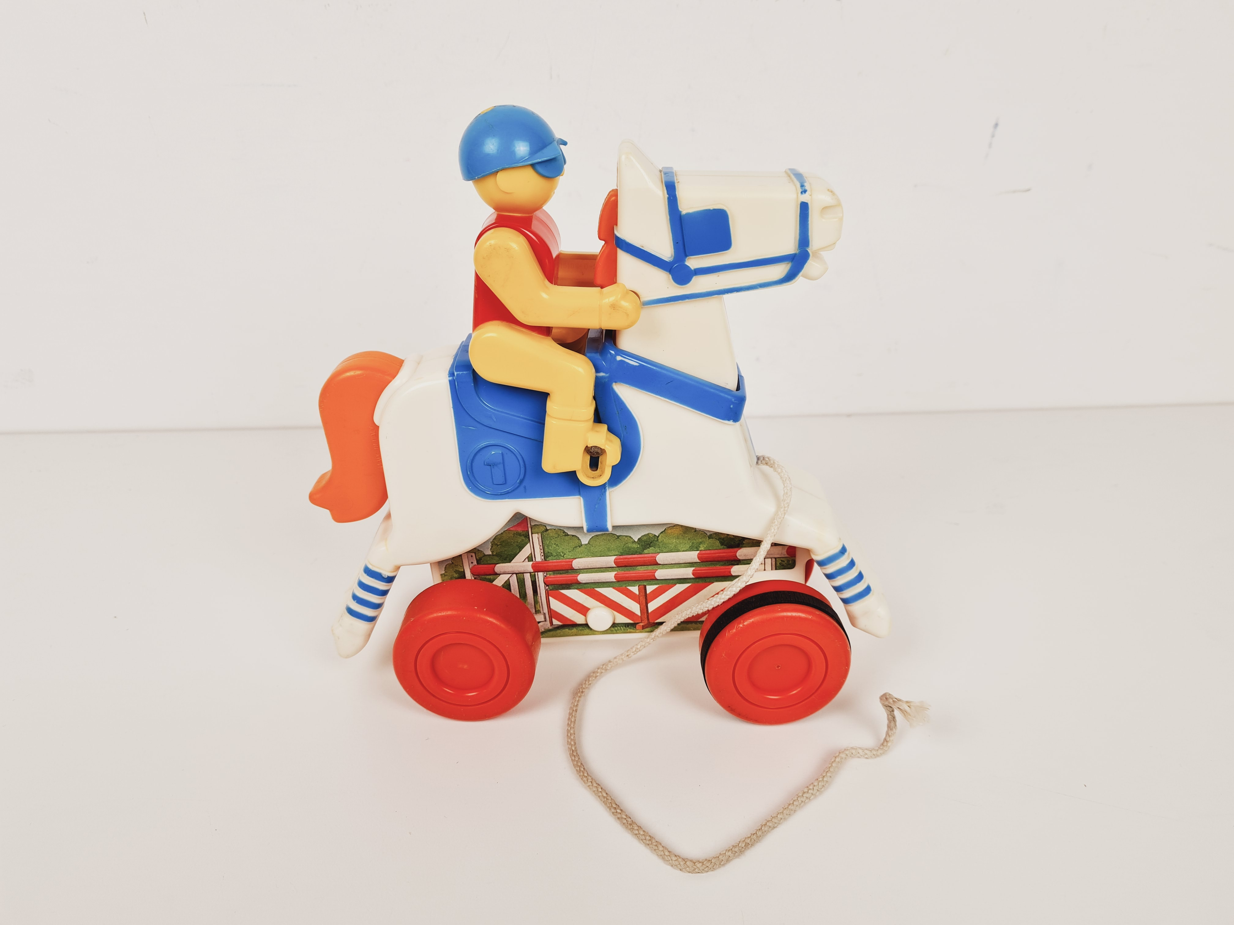 Voir photo 6 de Jeu à tirer vintage "1960 " Jockey sur son cheval de course - Chicco Jeu à tirer vintage "1960 " Jockey sur son cheval de course - Chicco État correct reconditionné photo 6