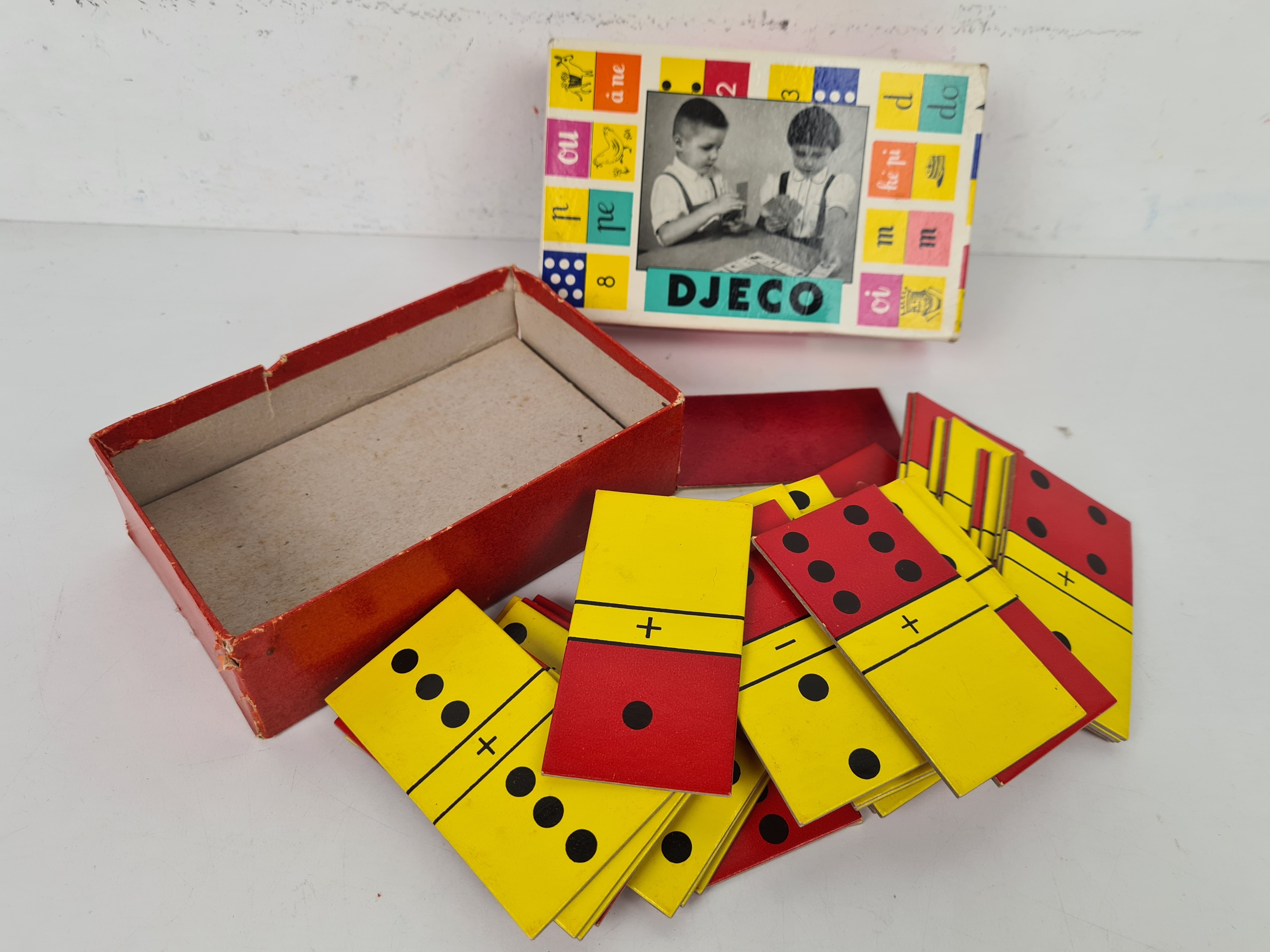 Voir photo 2 de Jeu ancien - Images et mots - Djeco - 8ans + Jeu ancien - Images et mots - Djeco - 8ans + Bon état reconditionné photo 2
