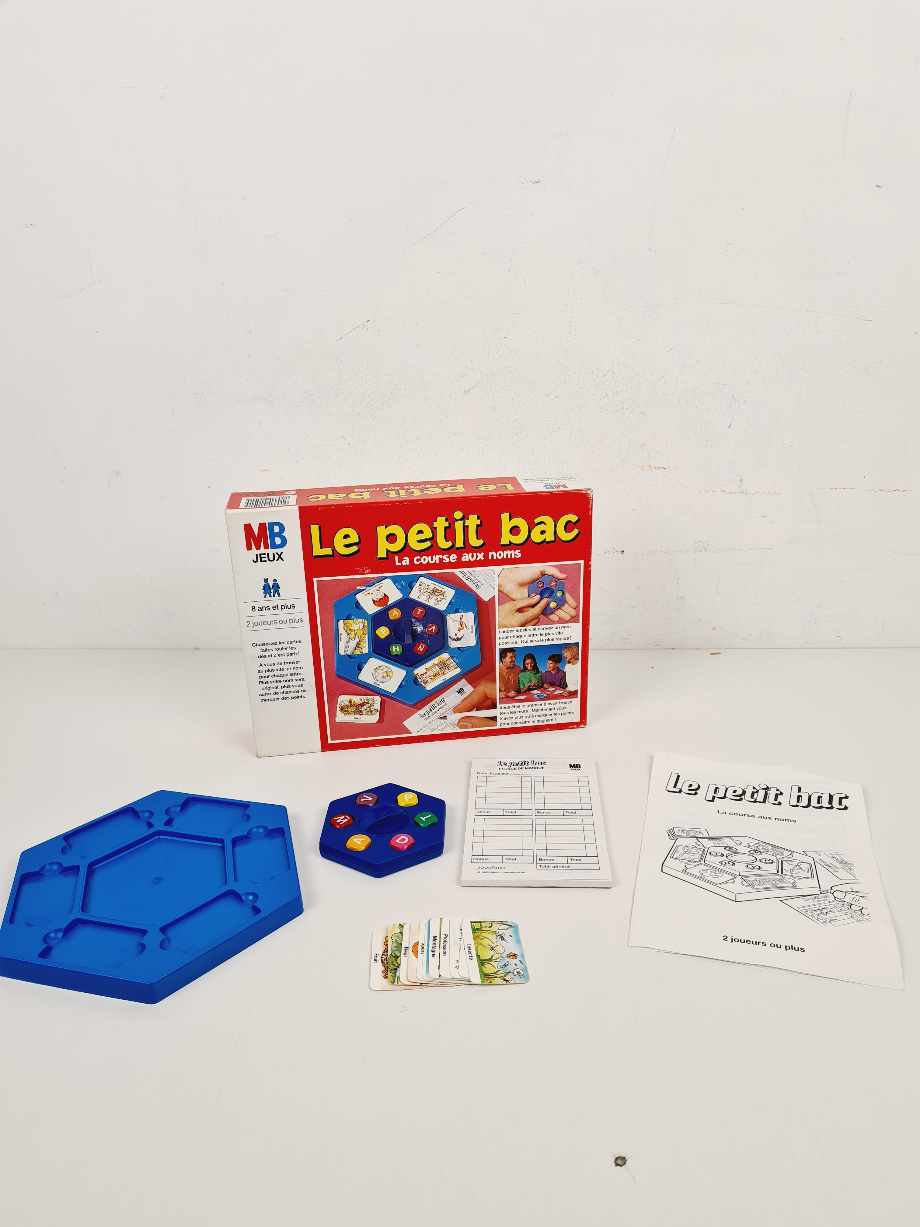 Voir photo 2 de Jeu ancien - Le petit bac - jeu vintage la course aux noms lettres mots - MB 1996 - 8 ans + Jeu ancien - Le petit bac - jeu vintage la course aux noms lettres mots - MB 1996 - 8 ans + Bon état reconditionné photo 2