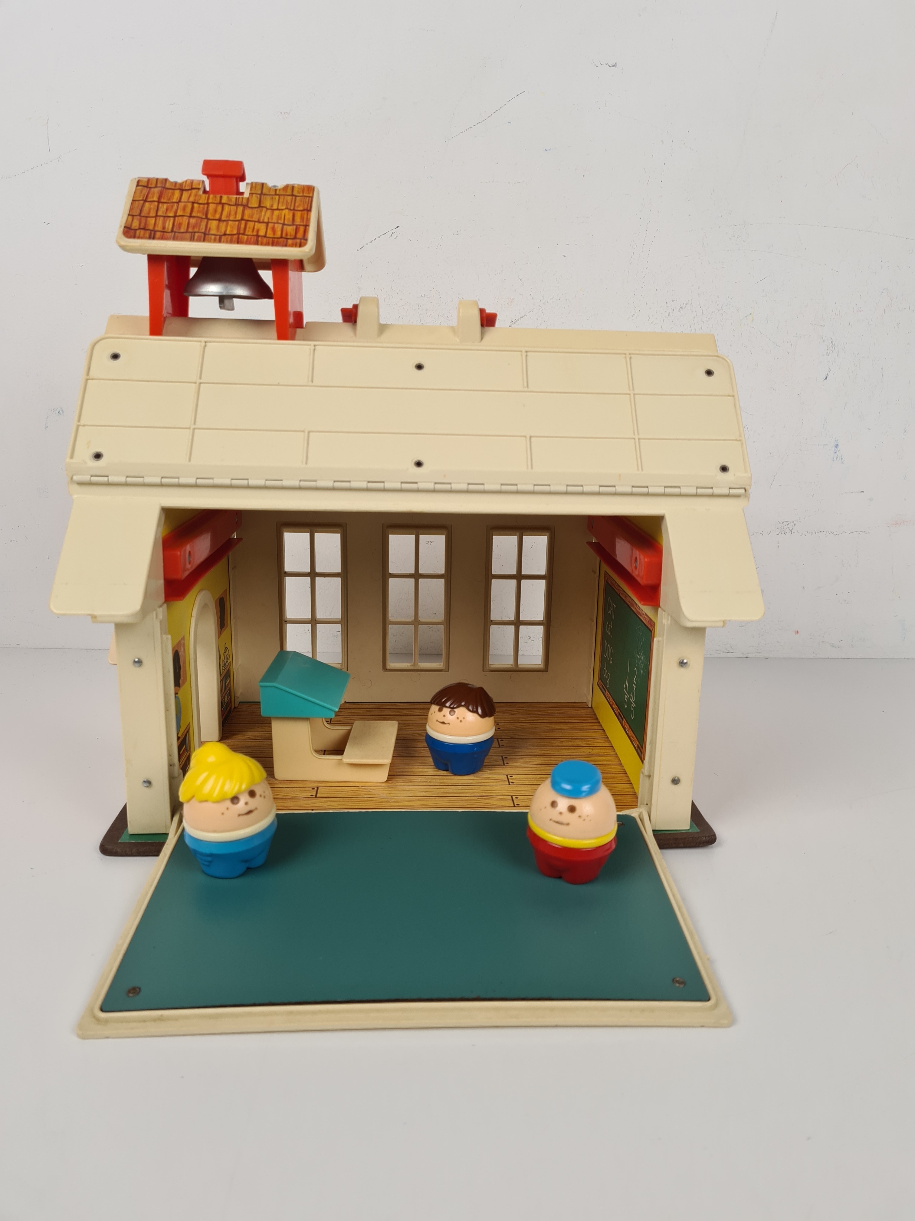 Voir photo 3 de Jeu anciens - La maison avec les figurines - vintage - Fisher Price - 3 ans + Jeu anciens - La maison avec les figurines - vintage - Fisher Price - 3 ans + Bon état reconditionné photo 3
