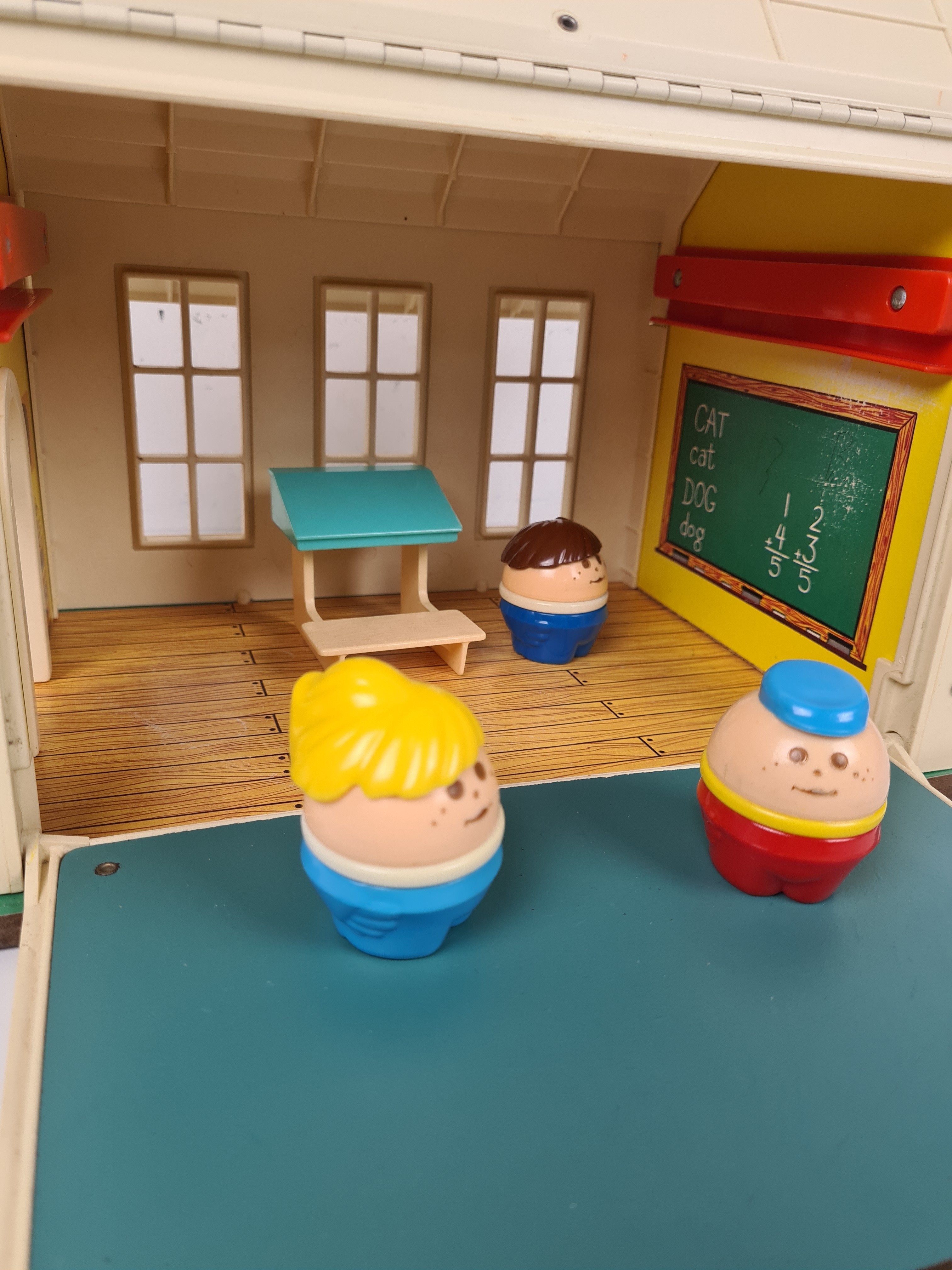 Voir photo 5 de Jeu anciens - La maison avec les figurines - vintage - Fisher Price - 3 ans + Jeu anciens - La maison avec les figurines - vintage - Fisher Price - 3 ans + Bon état reconditionné photo 5