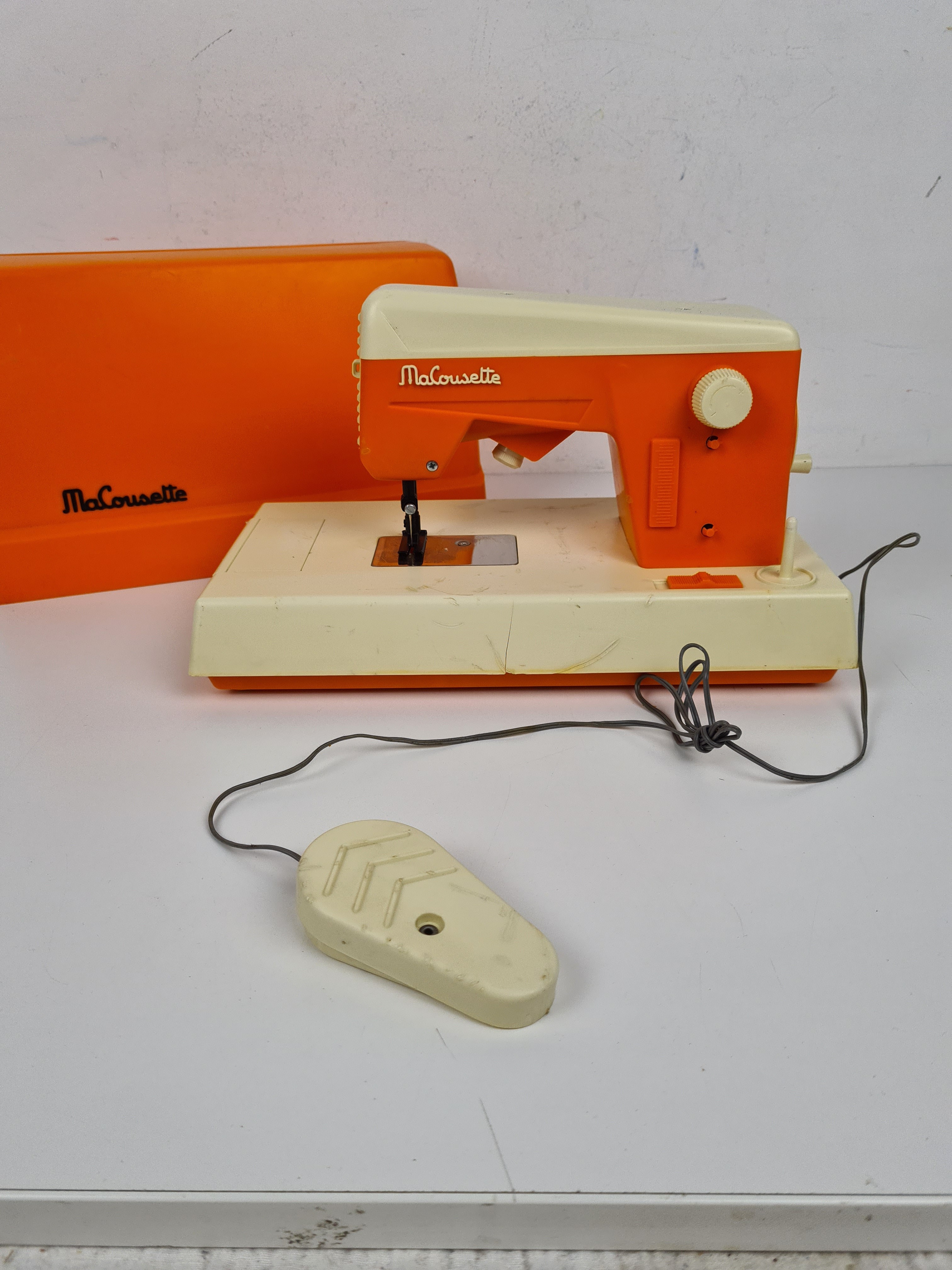 Voir photo 4 de Jeu anciens - Machine à coudre pour enfant - MaCousette - année 1970 Jeu anciens - Machine à coudre pour enfant - MaCousette - année 1970 Bon état reconditionné photo 4