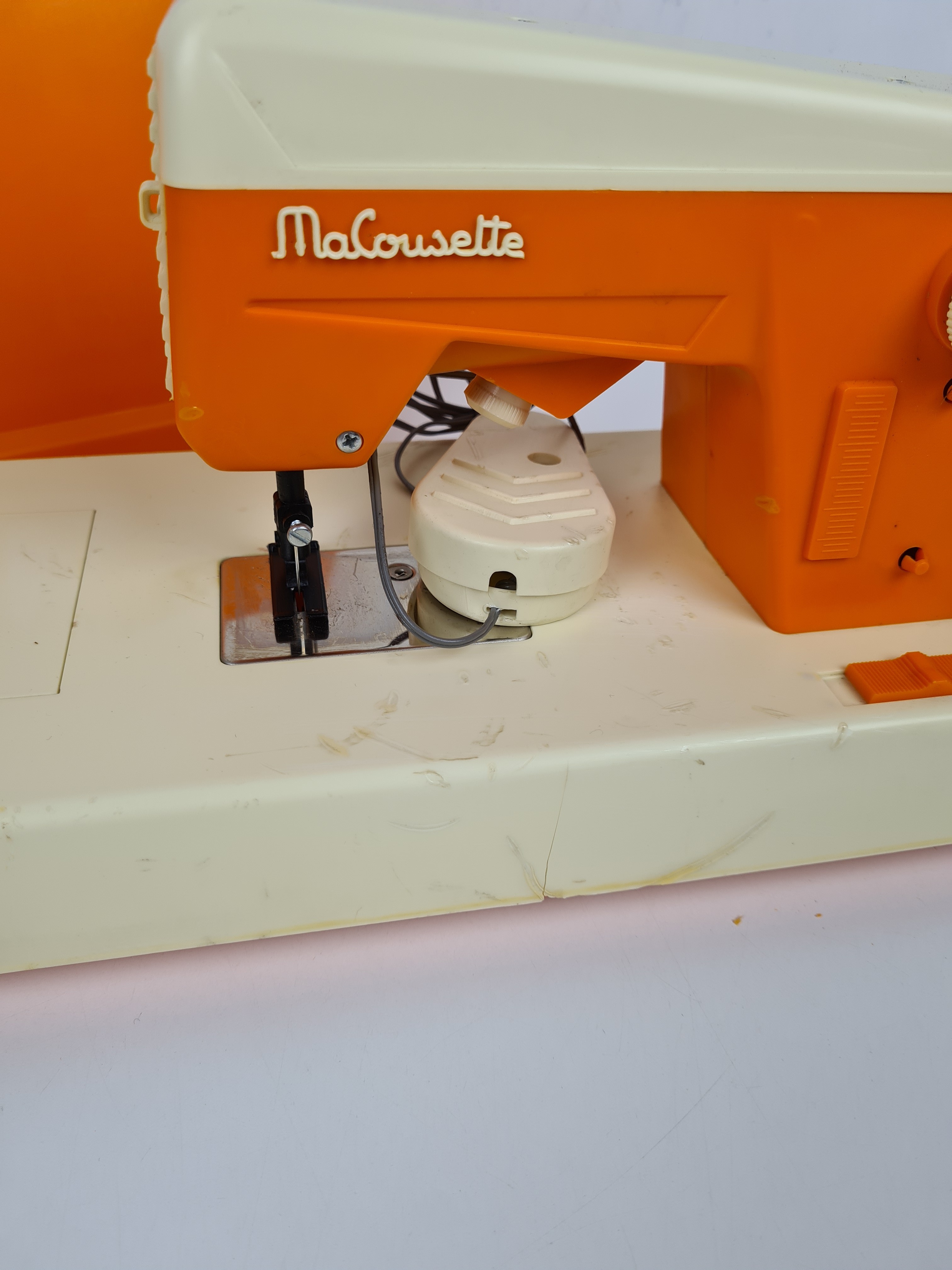 Voir photo 5 de Jeu anciens - Machine à coudre pour enfant - MaCousette - année 1970 Jeu anciens - Machine à coudre pour enfant - MaCousette - année 1970 Bon état reconditionné photo 5
